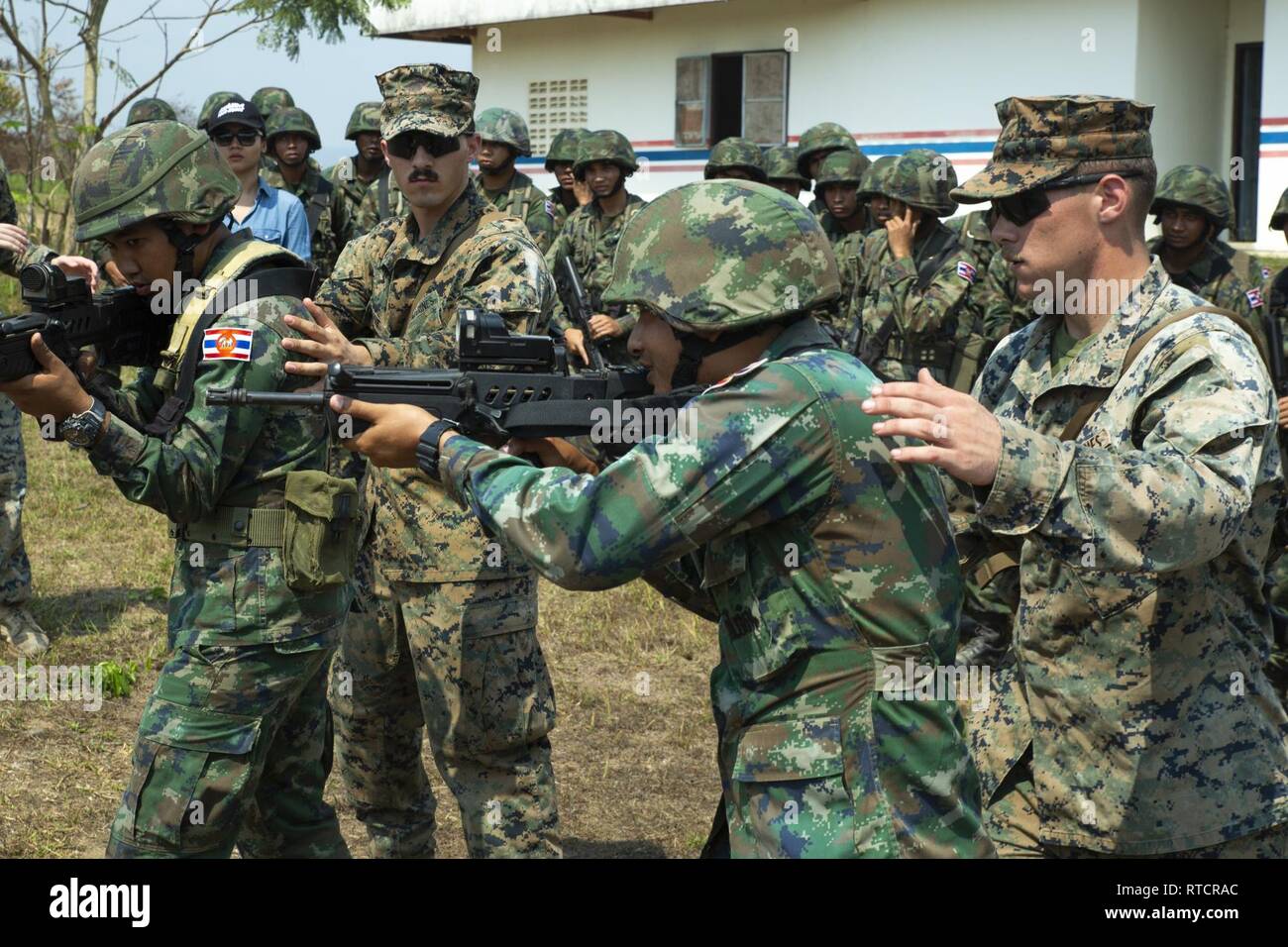 Des Marines américains, le Cpl. Nolan M. Kline, gauche, et le Cpl. Nicklous R. Hardin, aider les Marines royal thaïlandais au cours de la formation, les procédures de compensation chambre Cobra Exercice 19 Or, le camp de Ban Chan Khrem, Khao Khitchakut District, Thaïlande, le 15 février 2019. Gold Cobra exercice démontre l'engagement du Royaume de Thaïlande et des États-Unis à notre alliance de longue date, fait la promotion des partenariats régionaux et les progrès de la coopération en matière de sécurité dans la région Indo-Pacifique. Kline, originaire de Lakeville, Minnesota, et Hardin, originaire de recteur, de l'Arkansas, à la fois engagé en juillet 2015 et sont chefs avec Bravo Co Banque D'Images