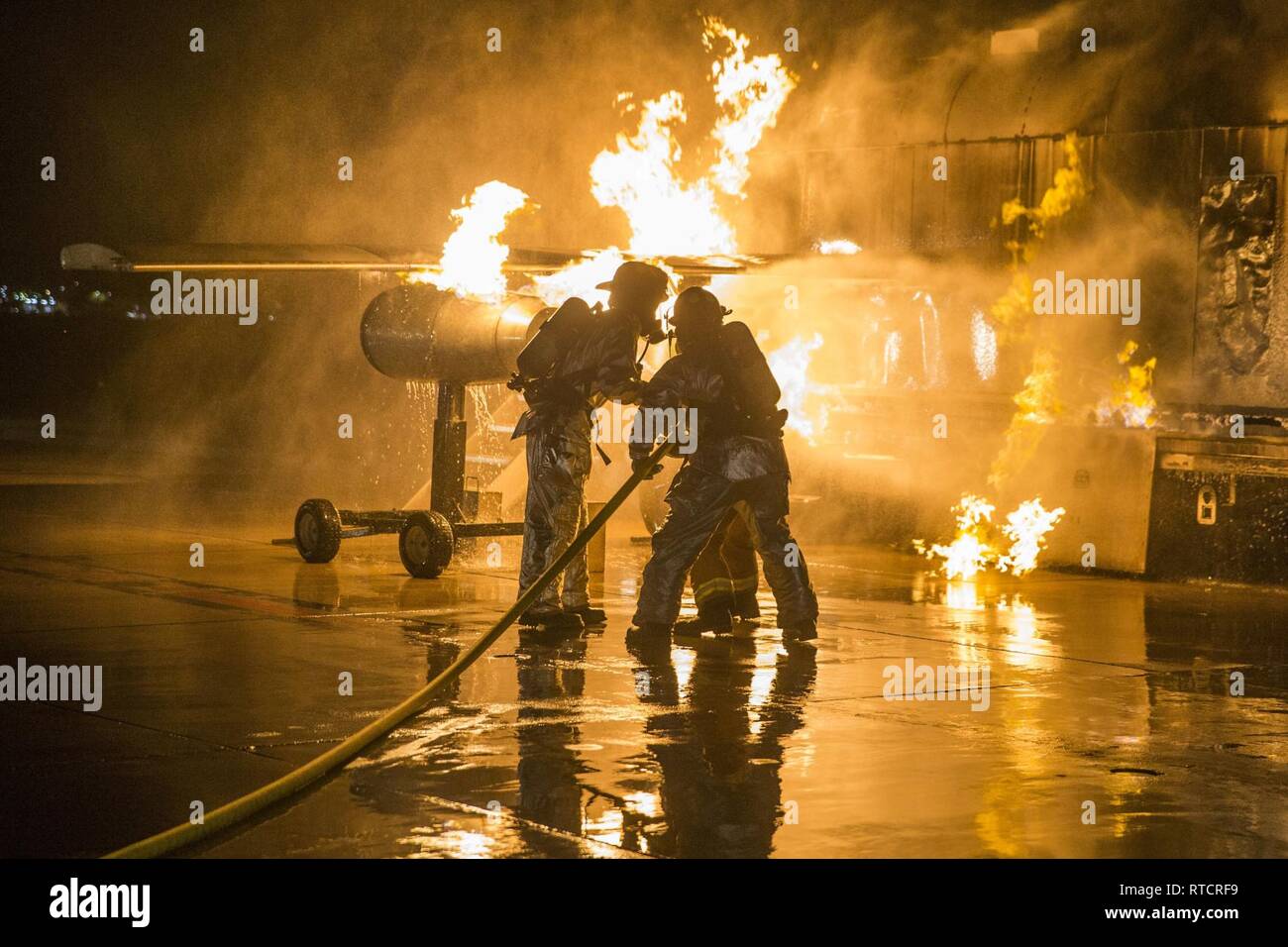 Avec les Marines américains de sauvetage et de lutte contre les incendies d'aéronefs (SLIA) mener des exercices en ligne à main au Marine Corps Air Station Yuma (MCAS) Le 15 février 2019. Ces exercices se concentrer sur des techniques pour pousser les feux de carburant de l'avion et de simuler de gros aéronefs de lutte contre l'incendie. Les Marines mensuel afin d'améliorer leur train de préparation en réponse à risque ou d'urgences sur la ligne de vol. Banque D'Images