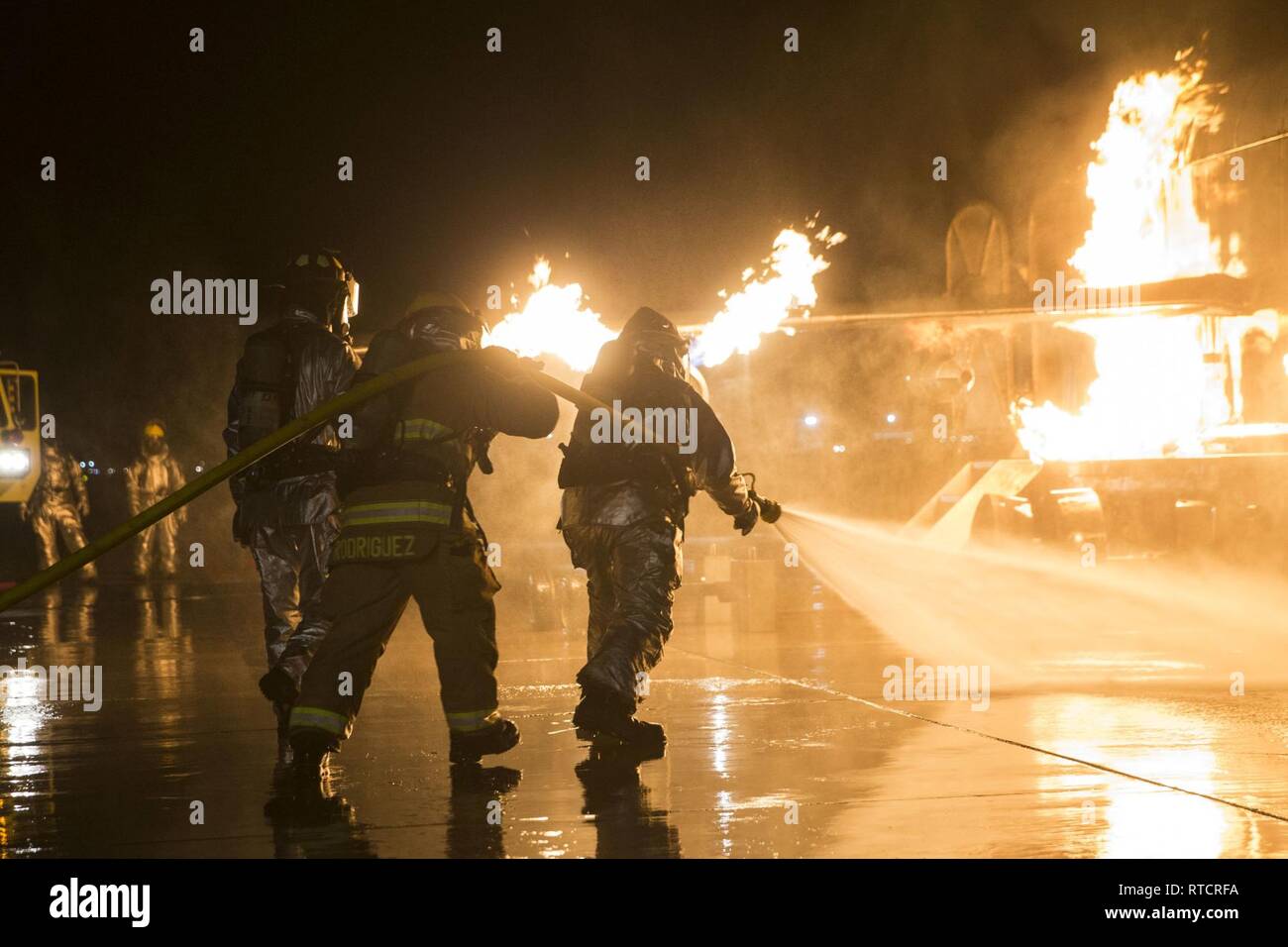 Avec les Marines américains de sauvetage et de lutte contre les incendies d'aéronefs (SLIA) mener des exercices en ligne à main au Marine Corps Air Station Yuma (MCAS) Le 15 février 2019. Ces exercices se concentrer sur des techniques pour pousser les feux de carburant de l'avion et de simuler de gros aéronefs de lutte contre l'incendie. Les Marines mensuel afin d'améliorer leur train de préparation en réponse à risque ou d'urgences sur la ligne de vol. Banque D'Images