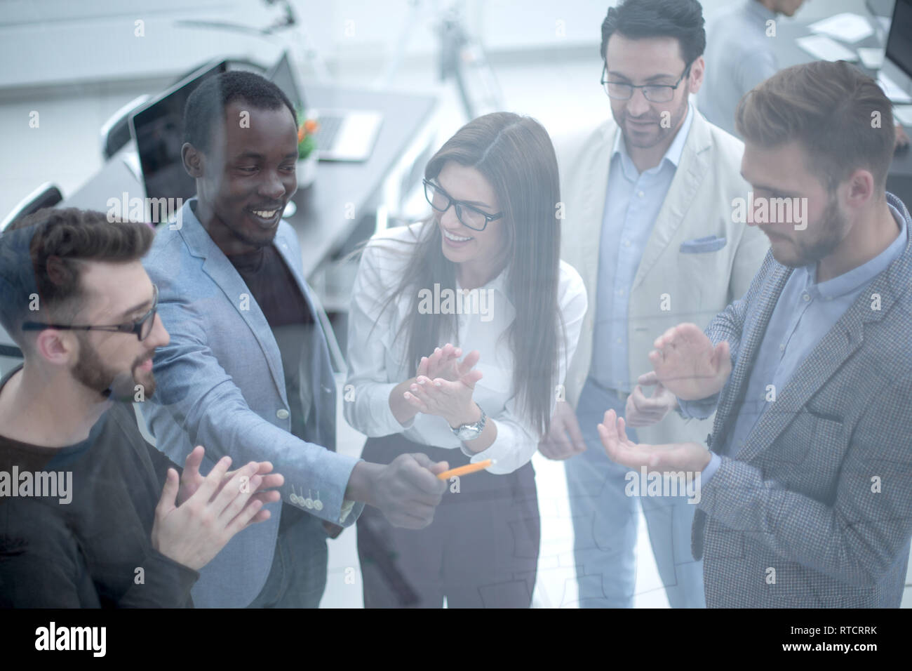 Groupe de gens d'affaires frappant des mains. Banque D'Images