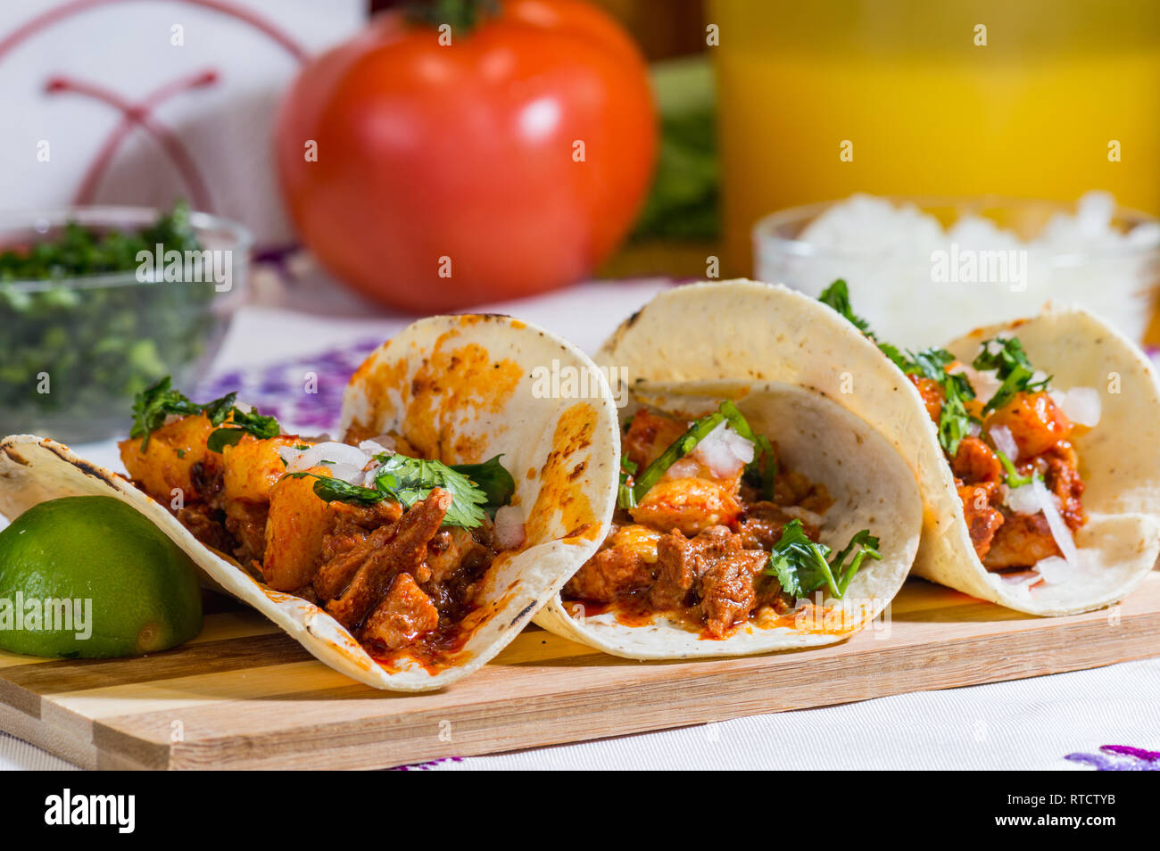 Tacos mexicains frais sur la table avec des ingrédients Banque D'Images