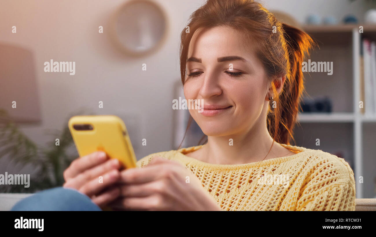 Happy woman using smartphone moderne. Banque D'Images