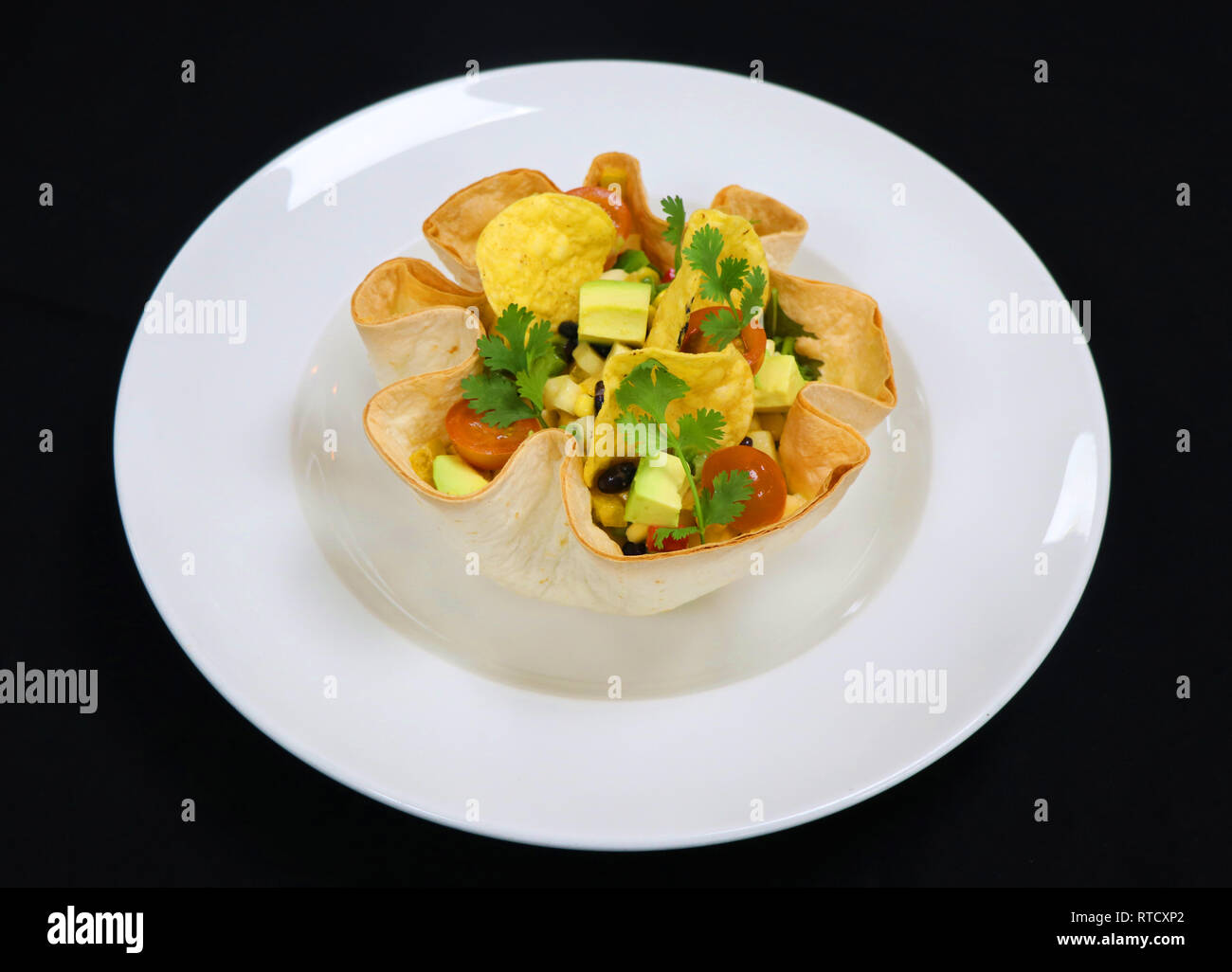 Tortilla croustillante salade panier avec le mélange de haricots et de l'avocat Banque D'Images