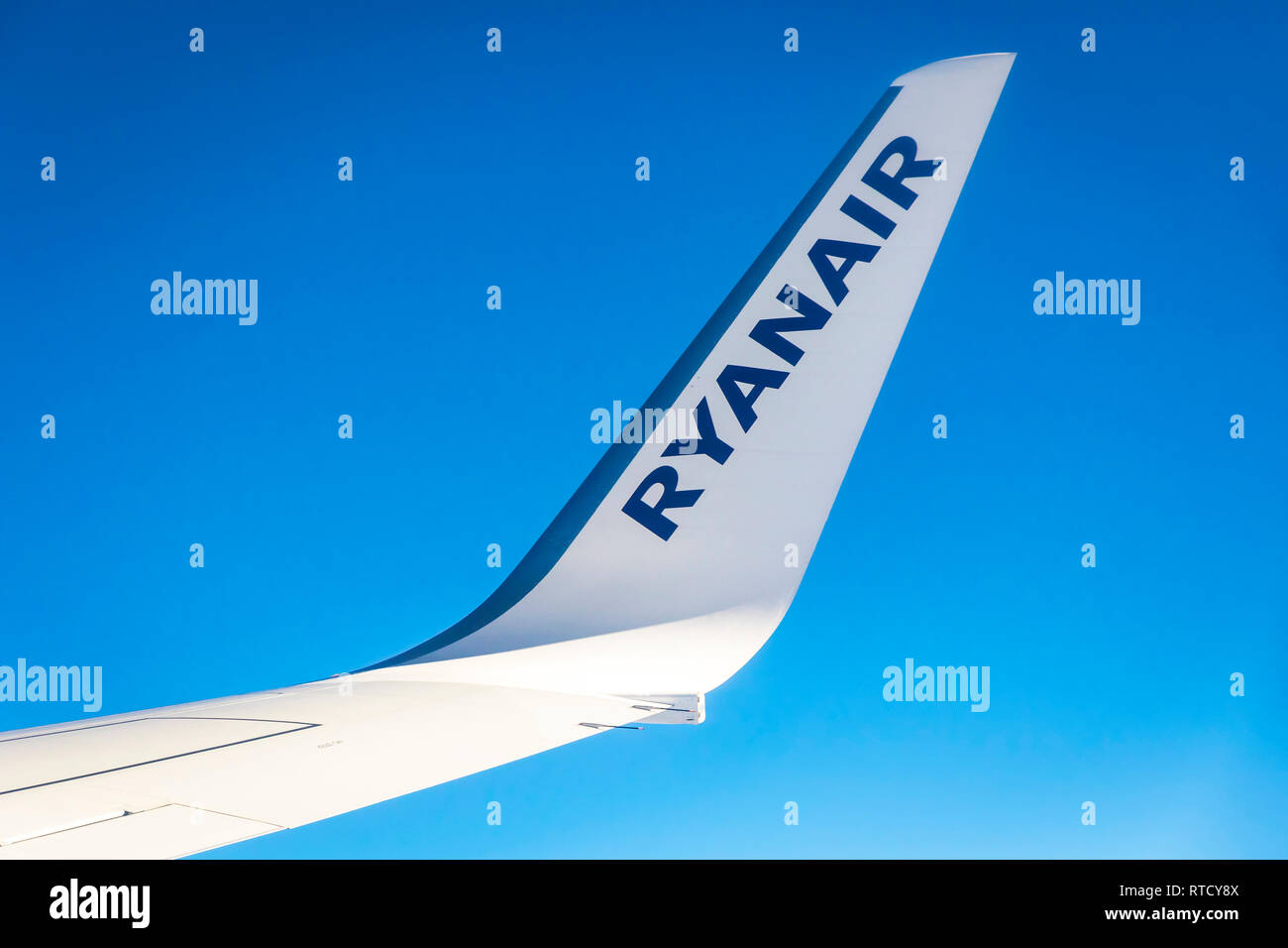 Portugal - 13 décembre 2018 : Boeing 737 exploité par Ryanair (reg. nombre EI-GDC) vols au-dessus de l'Portugal. Vue de l'aile et b Banque D'Images