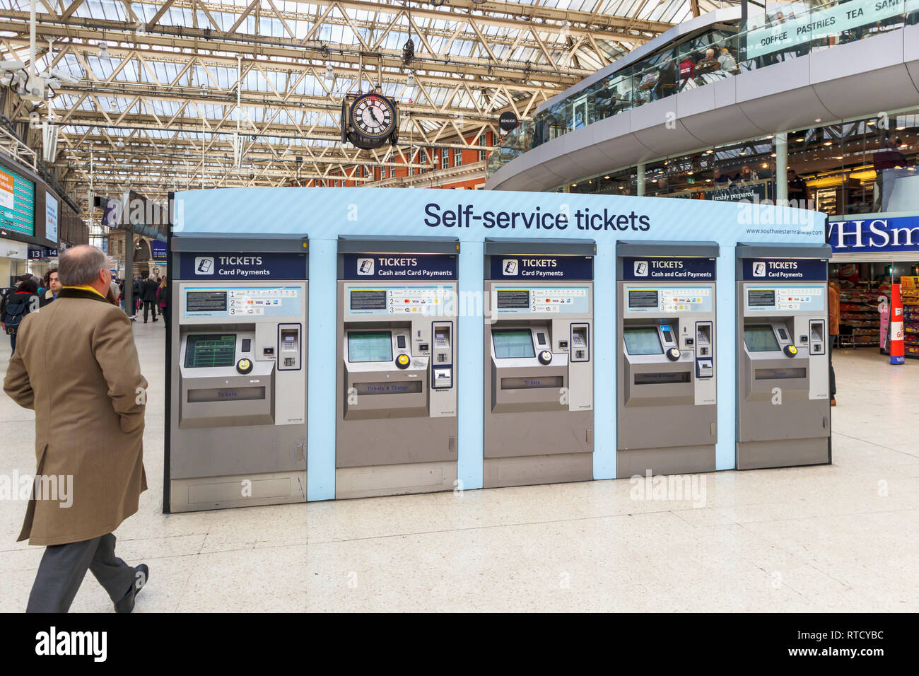 Les tarifs ferroviaires, les prix et les billets de chemin de fer du sud-ouest : les distributeurs de billets libre-service dans le hall de la gare de Waterloo (Londres), Lambeth, Londres SE1 Banque D'Images