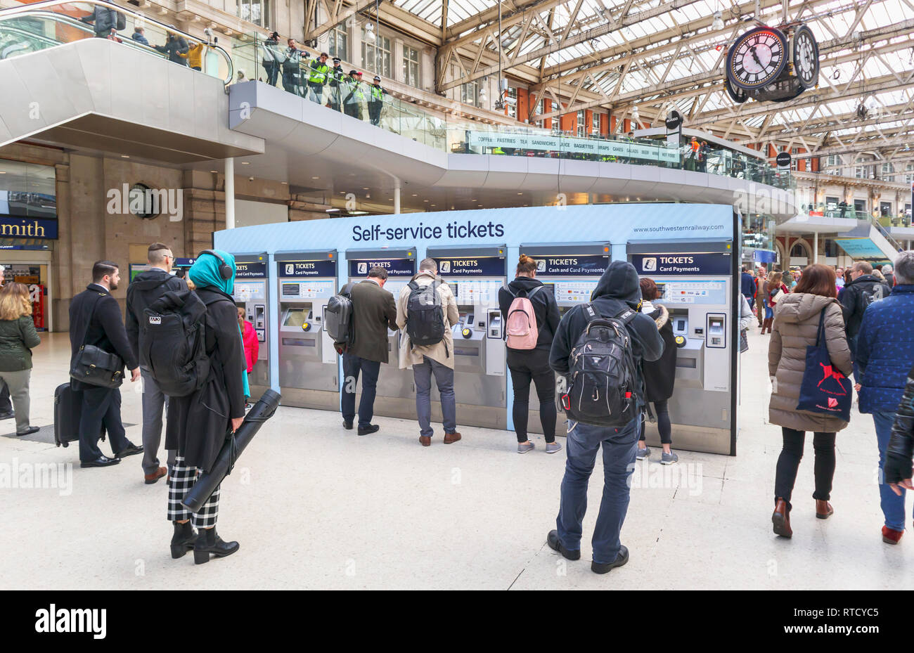 Les tarifs ferroviaires, les prix et les billets de chemin de fer du sud-ouest : les distributeurs de billets libre-service dans le hall de la gare de Waterloo (Londres), Lambeth, Londres SE1 Banque D'Images