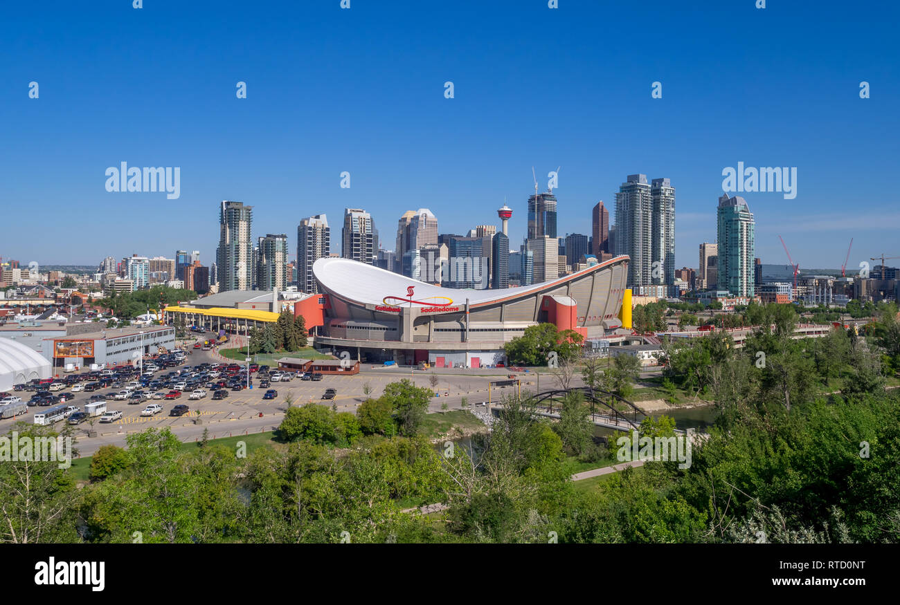 La ville de Calgary avec le Scotiabank Saddledome en premier plan dans la région de Calgary, Alberta. Le Saddledome est la maison pour les Flames de Calgary de la LNH. Banque D'Images