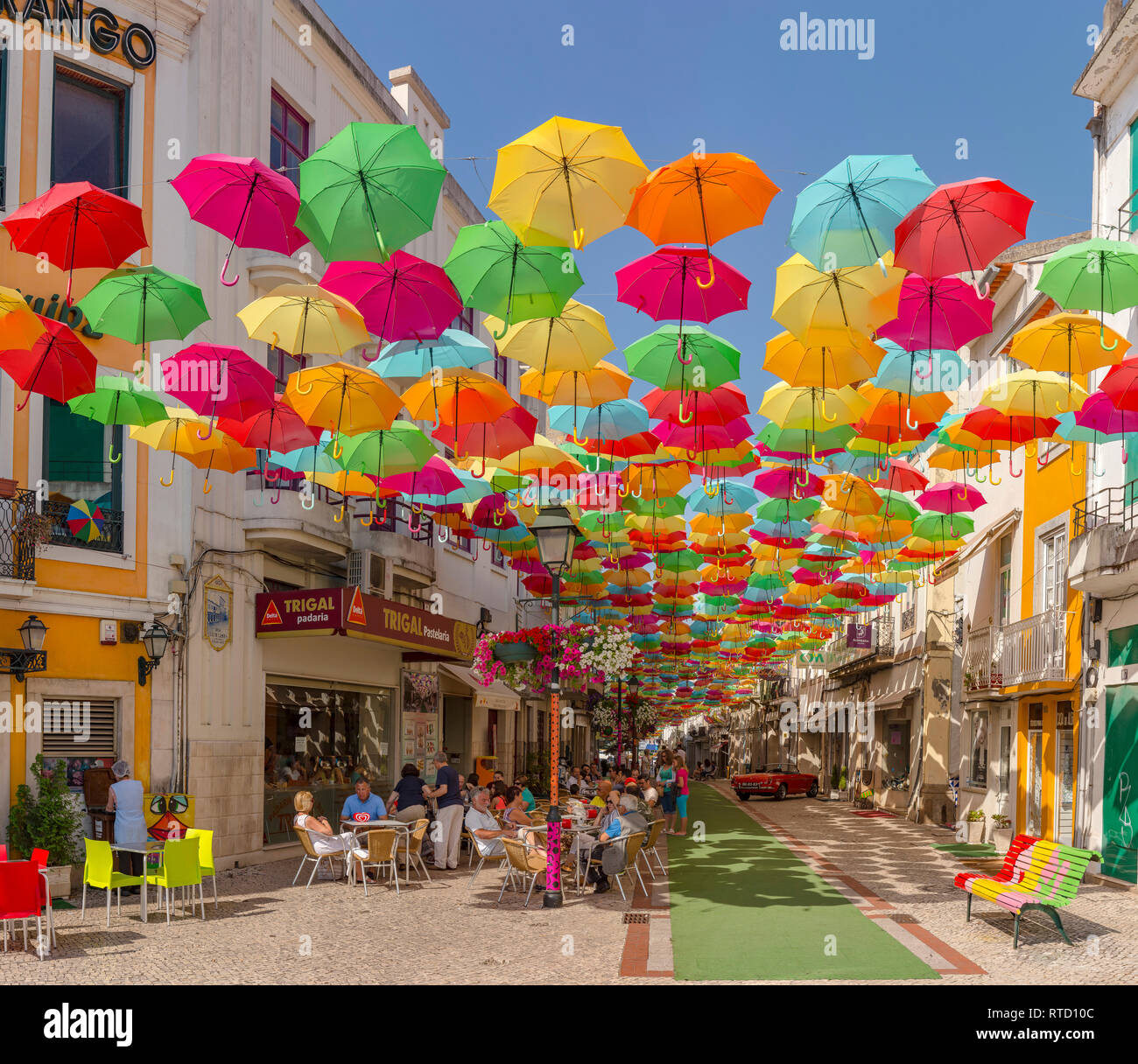 Projet de ciel parapluie, rue couverte d'umberllas aux couleurs  audacieuses, Águeda, Portugal Photo Stock - Alamy