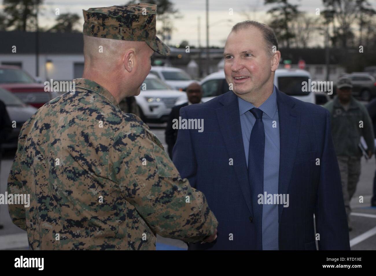 Le Lieutenant-colonel du Corps des Marines américain Casey L. Taylor, commandant de l'Administration du personnel de l'école, Marine Corps Combat Service Support les écoles (MCCSSS), se félicite le Dr Michael A. Parker, directeur de l'information et de directeur adjoint, Plans et de l'intégration, aux États-Unis, à l'Administration centrale de l'aviation Camp Johnson, N.C., le 19 février, 2019. M. Parker a visité MCCSSS pour mieux comprendre comment la Force Totale du Corps des Marines et le fonctionnement du système de formation qu'elle englobe. Banque D'Images