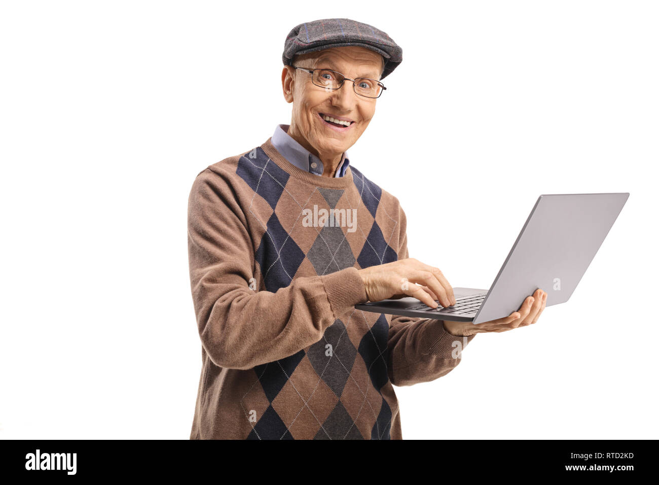 Smiling senior man holding d'un ordinateur portable et regardant la caméra isolé sur fond blanc Banque D'Images Smiling senior man holding d'un ordinateur portable et regardant la caméra isolé sur fond blanc Banque D'Images