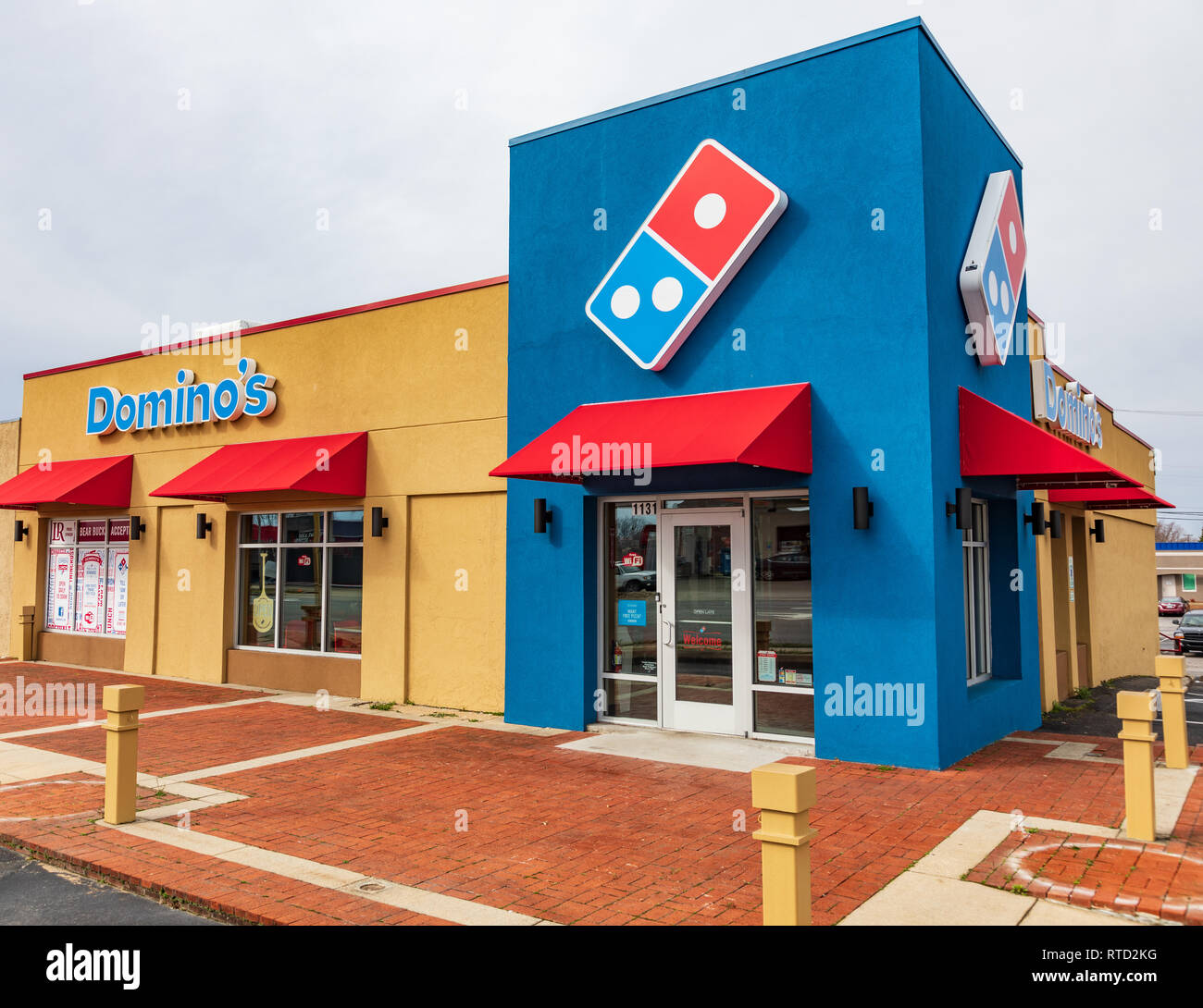 HICKORY, NC, USA-2/28/19 : Un Domino's Pizza de marque également, tout comme le "domino", est une chaîne de restaurants de pizza américaine ayant son siège à Ann Arbor, MI. Banque D'Images