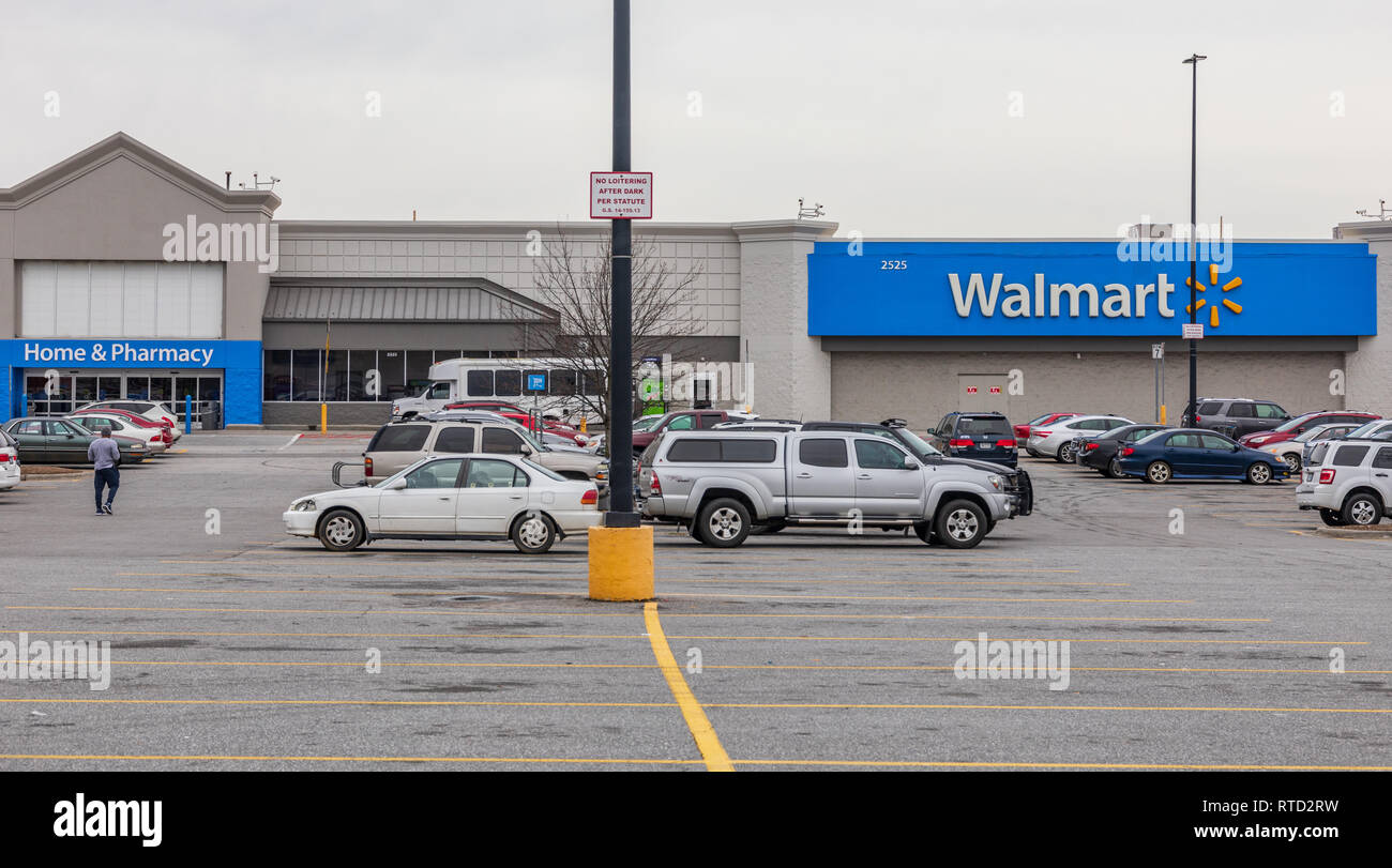 HICKORY, NC, USA-2/28/19 : un magasin Walmart avec signe, et Home & Pharmacy signe. Parking de voitures et une seule personne. Banque D'Images