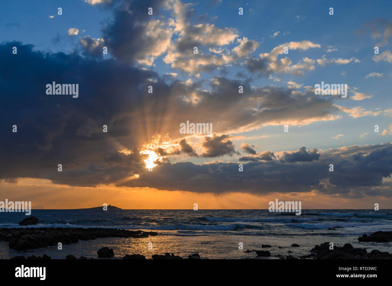 Mer agitée et calme, atmosphère romantique le long de la côte rocheuse de Isola delle Femmine, (Women's Island), Palerme, Sicile au coucher du soleil. Banque D'Images