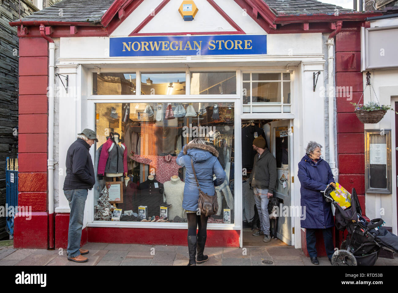 Magasin norvégien dans le centre-ville de Keswick, vente de vêtements de plein air d'hiver chaud,Keswick,Lake District,Cumbria, Angleterre Banque D'Images