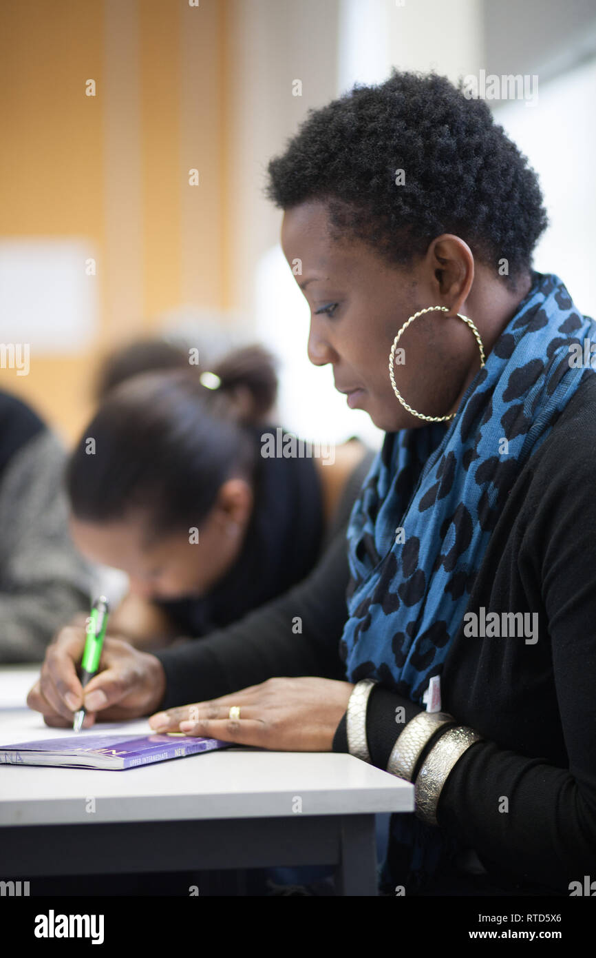 Les adultes dans un autre collège de l'éducation l'étude de l'EFL, l'anglais comme langue étrangère Banque D'Images