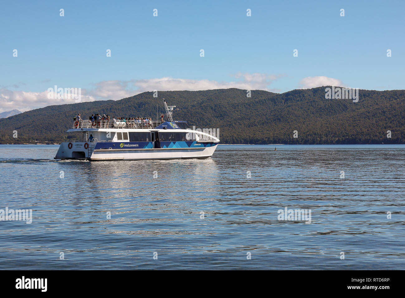 Luminosa Catarmaran sur le lac Te Anau pour croisière dans les grottes des vers luisants dans le mountaisn par le lac. Te Anau, terres du sud, de la Nouvelle-Zélande Île du Sud Banque D'Images