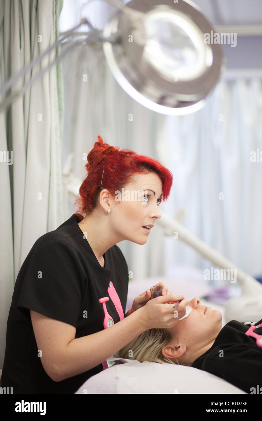 Les adultes dans un autre collège de l'éducation l'étude de la beauté Banque D'Images