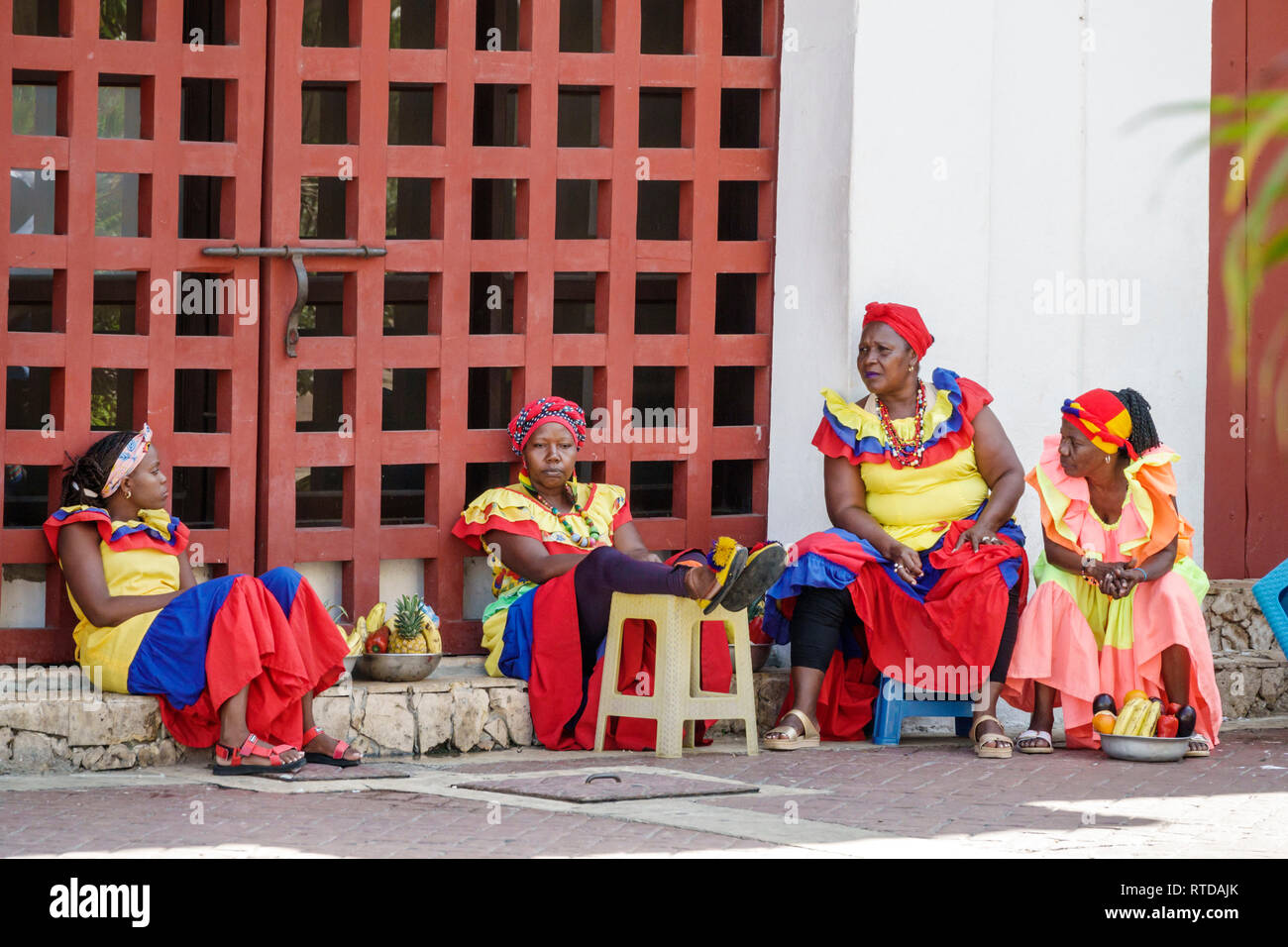 Cartagena Colombie,Plaza San Pedro Claver,Black Afro Caribbean Palenceras,femme femme femme,fournisseur de fruits,femme femme femme,assis,coût traditionnel Banque D'Images
