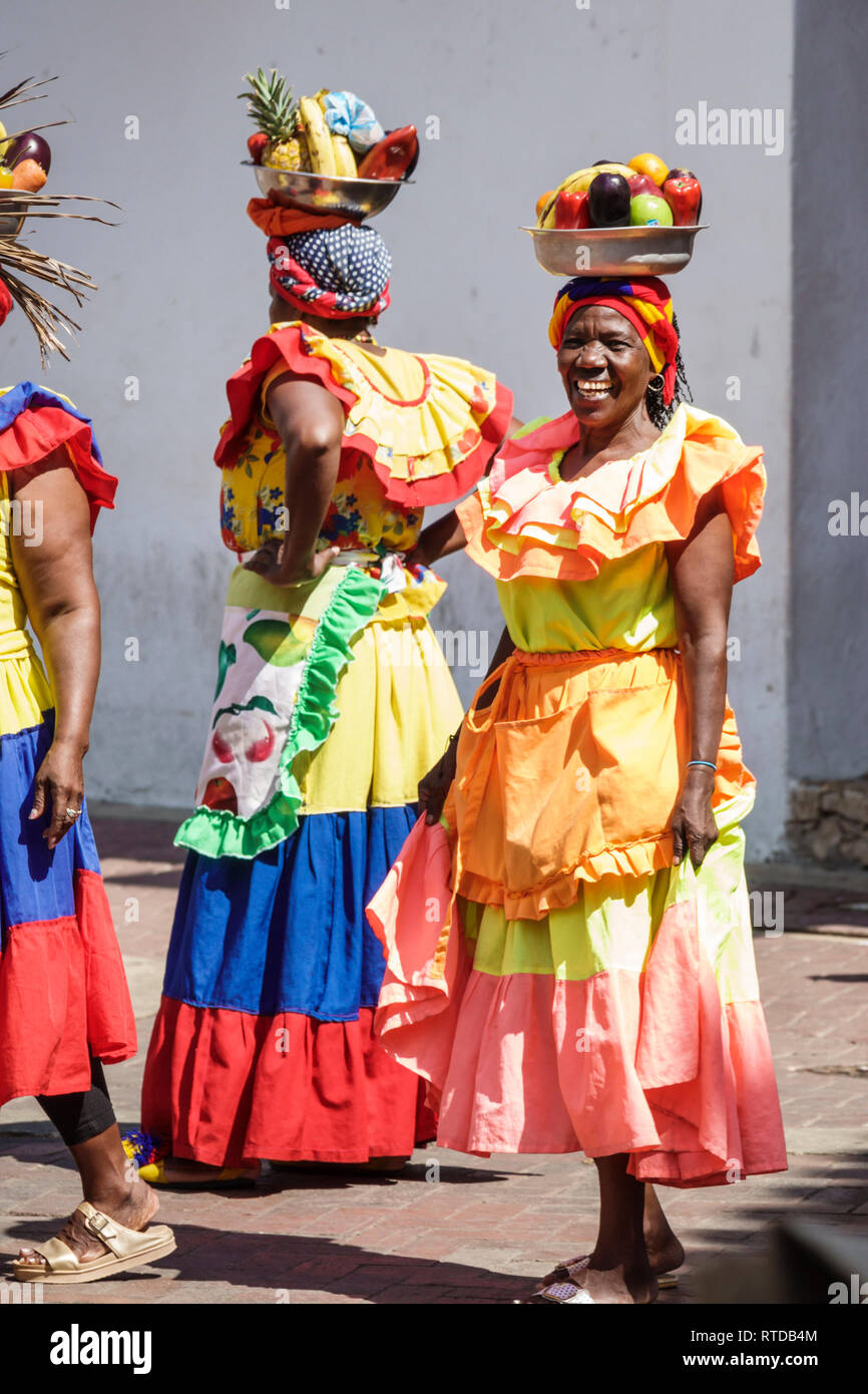 Cartagena Colombie,Plaza San Pedro Claver,Black Afro Caribbean Palenceras,femme femme femme,fournisseur de fruits,costume traditionnel,patrimoine culturel symbo Banque D'Images