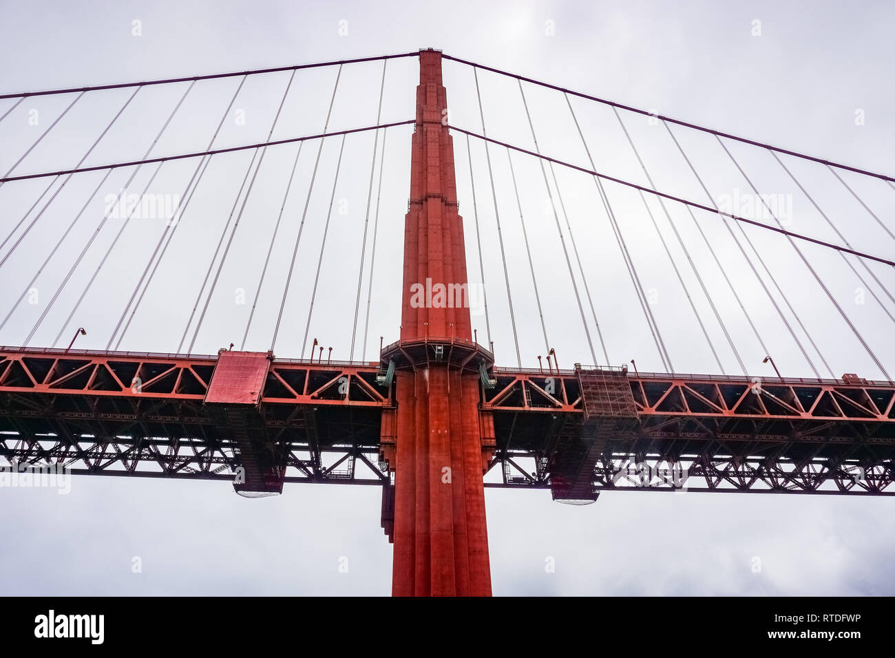Golden Gate Bridge vu de sous, San Francisco, Californie Banque D'Images