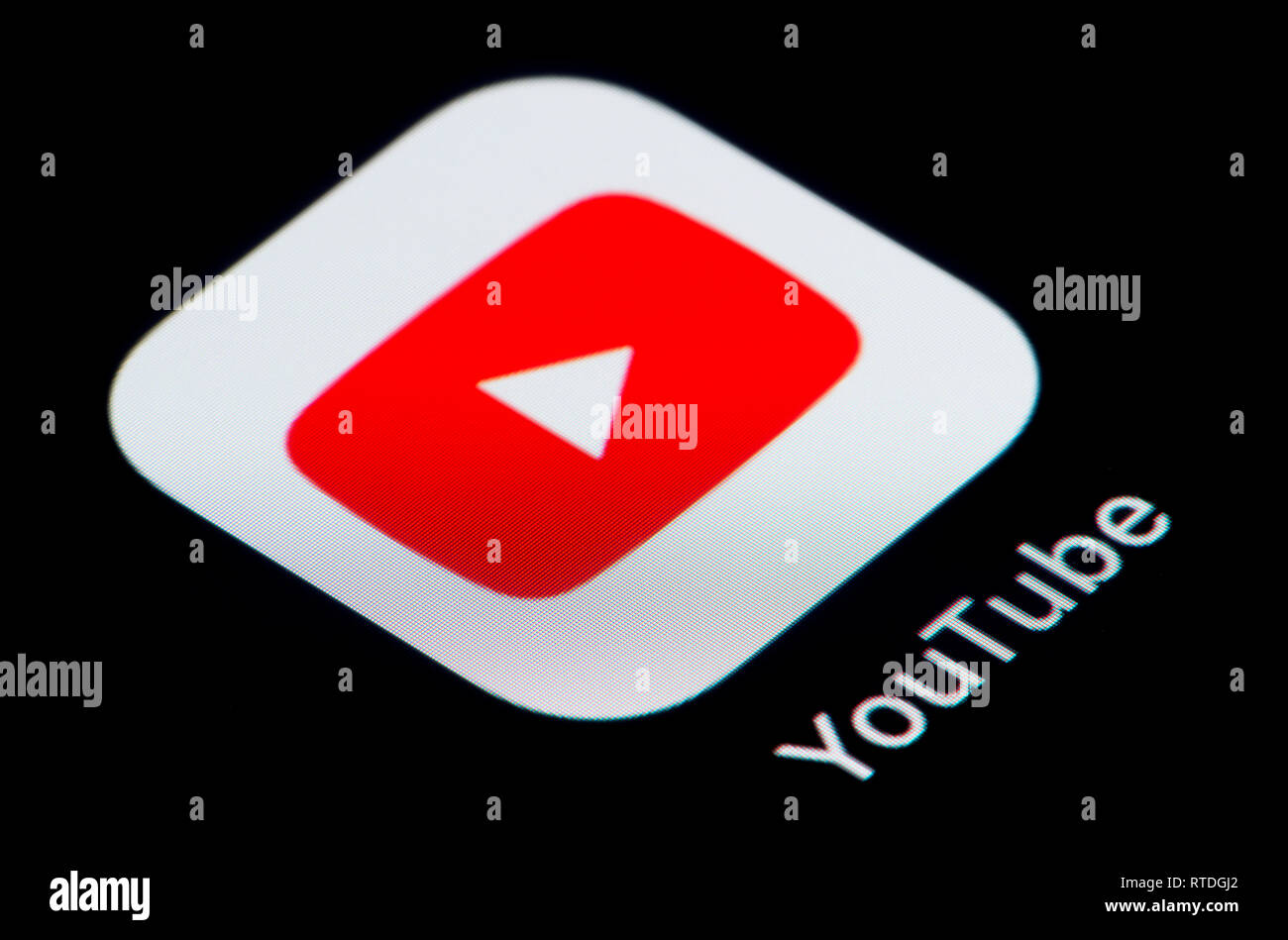 Un gros plan de l'icône de l'application YouTube, comme on le voit sur l'écran d'un téléphone intelligent (usage éditorial uniquement) Banque D'Images