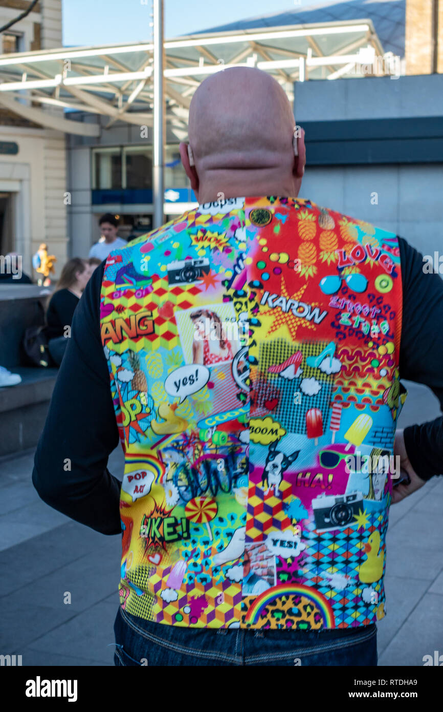 Homme chauve de l'arrière portant un cartoon couverts waitcoat à Londres, Angleterre Banque D'Images