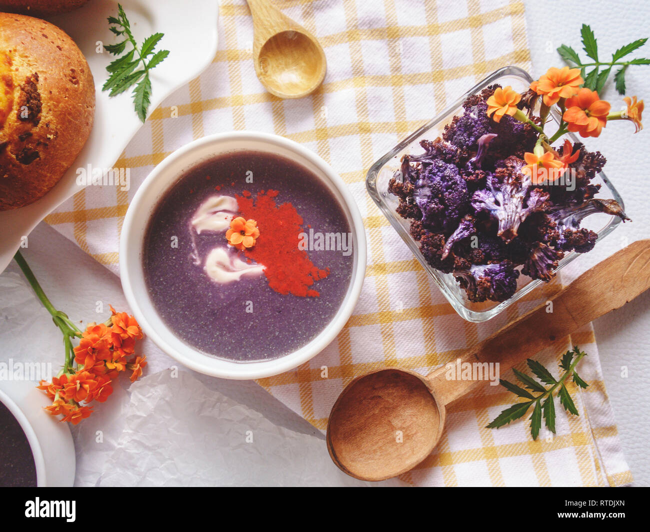 Soupe de chou-fleur pourpre de frais généraux et de chou-fleur rôti Banque D'Images