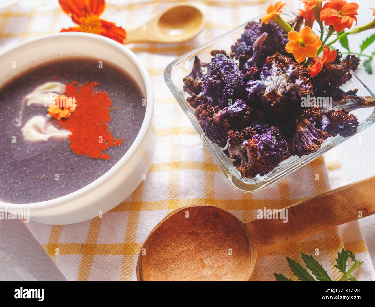 Soupe de chou-fleur pourpre et chou-fleur rôti Banque D'Images Soupe de chou-fleur pourpre et chou-fleur rôti Banque D'Images