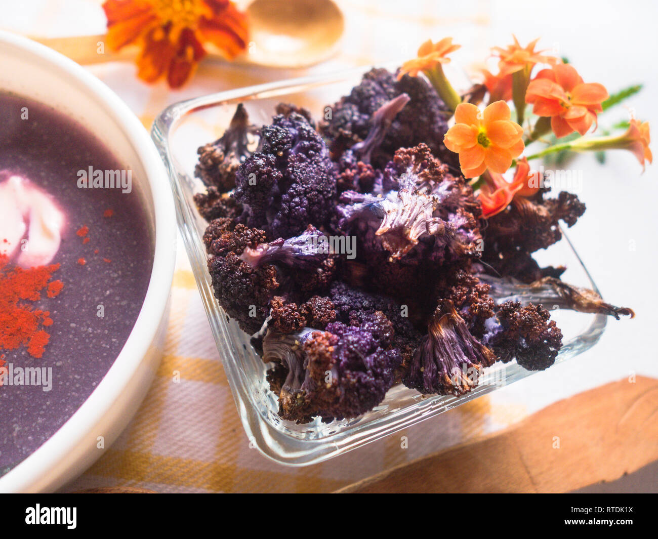 Gros plan du chou-fleur violet rôti et de la Soupe Banque D'Images Gros plan du chou-fleur violet rôti et de la Soupe Banque D'Images