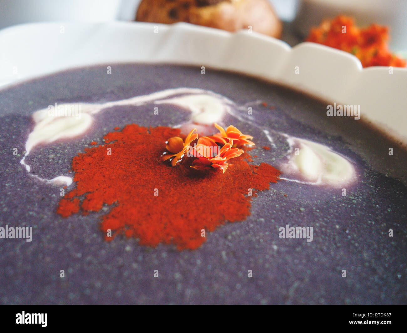 Soupe de chou-fleur pourpre de macro Banque D'Images Soupe de chou-fleur pourpre de macro Banque D'Images