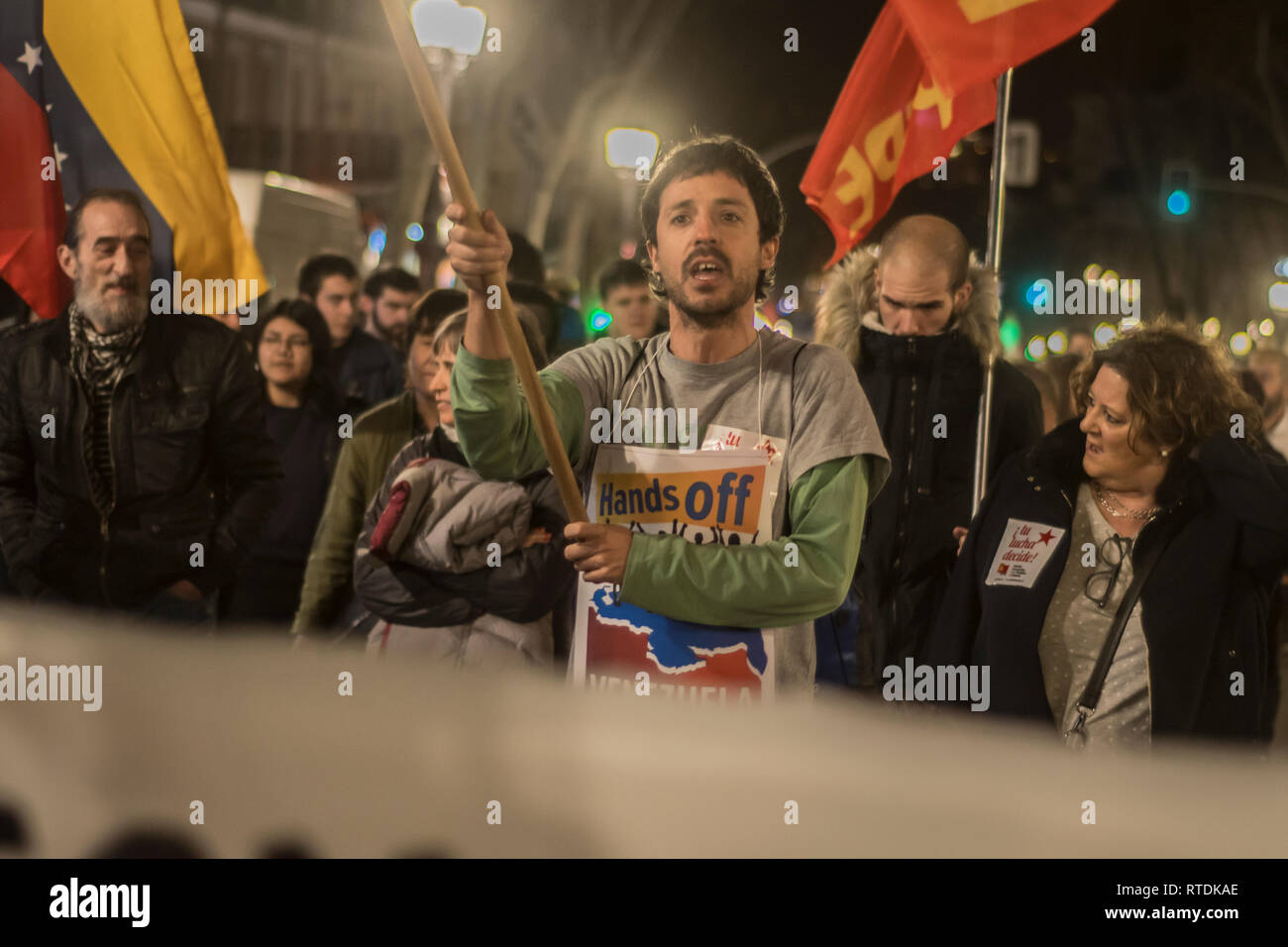 Un manifestant avec une pancarte disant hands off Venezuela vu tenant un drapeau pendant la manifestation. Protestation contre l'intervention militaire des États-Unis au Venezuela, aucune intervention de la guerre à Madrid en Espagne. Banque D'Images