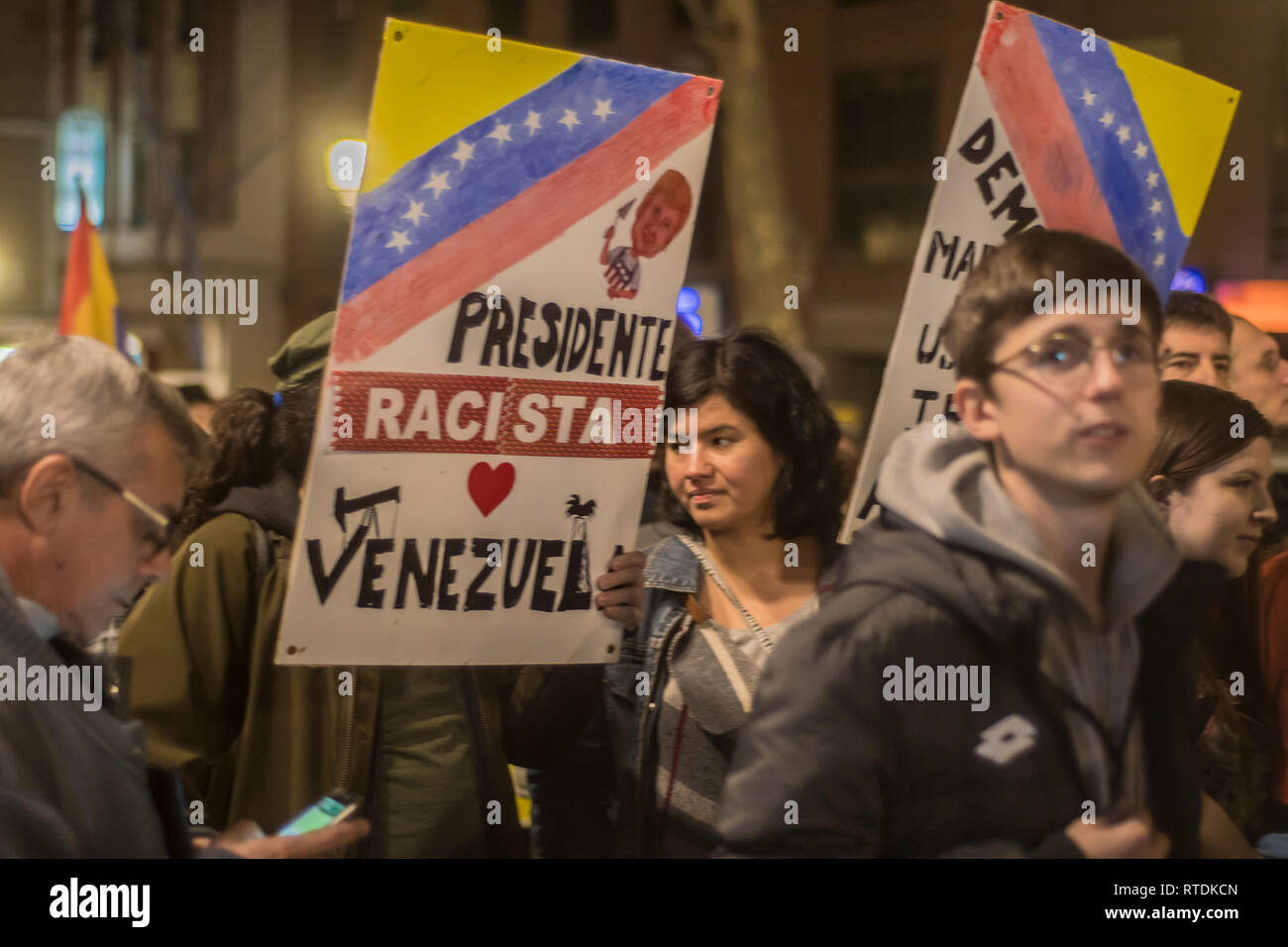 Un manifestant vu holding placard pendant la manifestation. Protestation contre l'intervention militaire des États-Unis au Venezuela, aucune intervention de la guerre à Madrid en Espagne. Banque D'Images