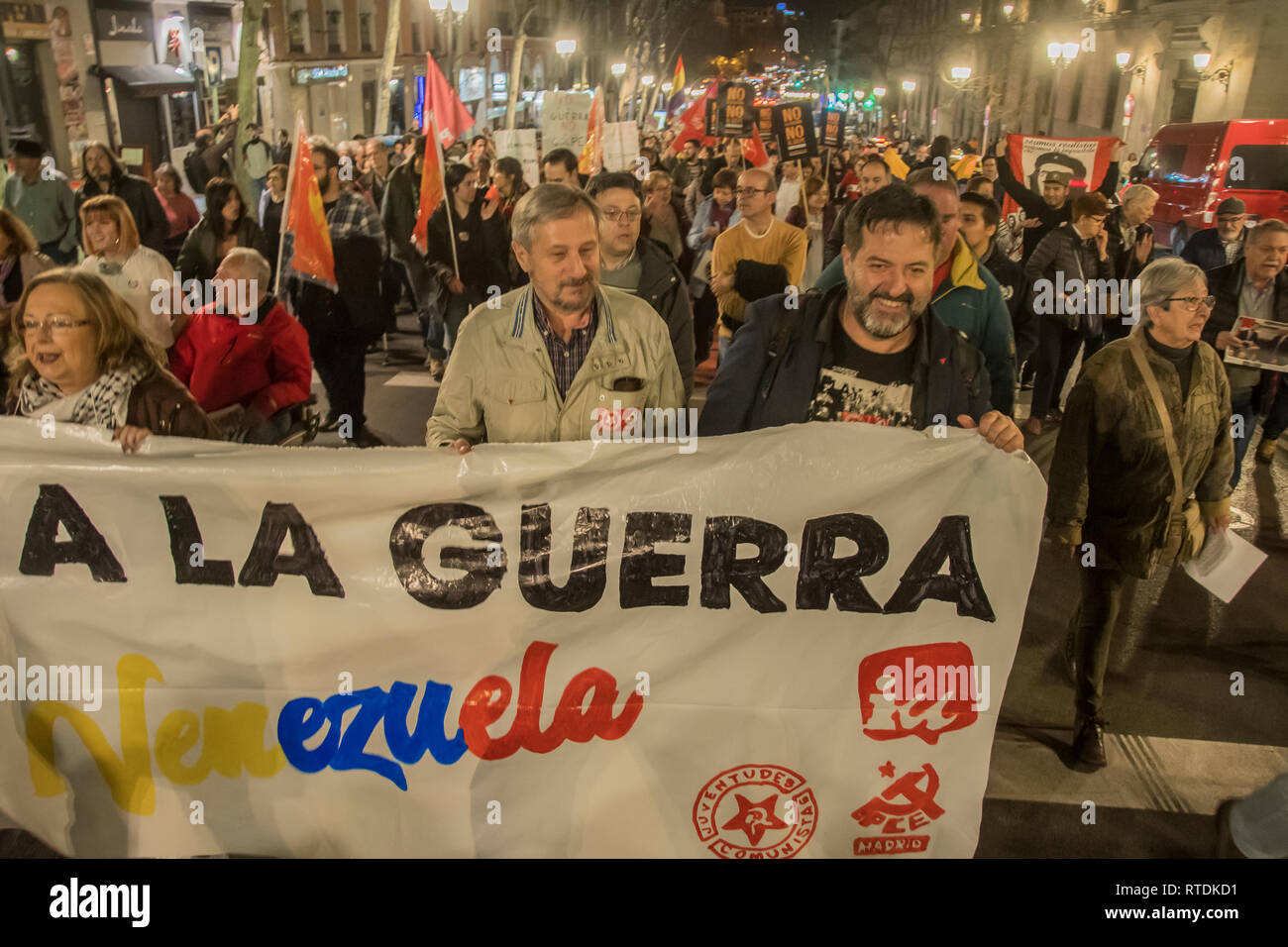 Les protestataires sont vues tenant une bannière disant pas de guerre au Venezuela au cours de la protestation. Protestation contre l'intervention militaire des États-Unis au Venezuela, aucune intervention de la guerre à Madrid en Espagne. Banque D'Images