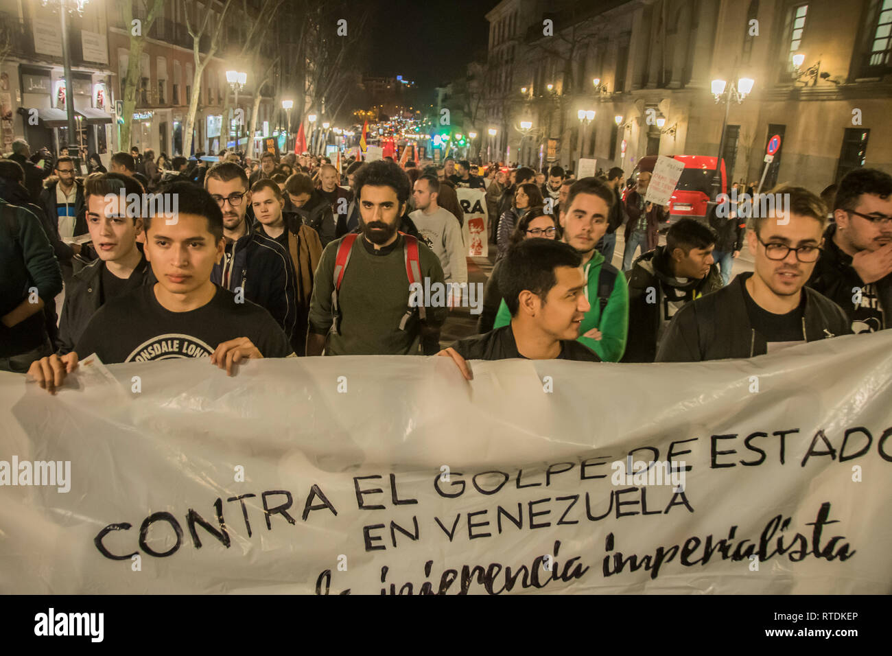 Les protestataires sont vues tenant une bannière pendant la manifestation. Protestation contre l'intervention militaire des États-Unis au Venezuela, aucune intervention de la guerre à Madrid en Espagne. Banque D'Images