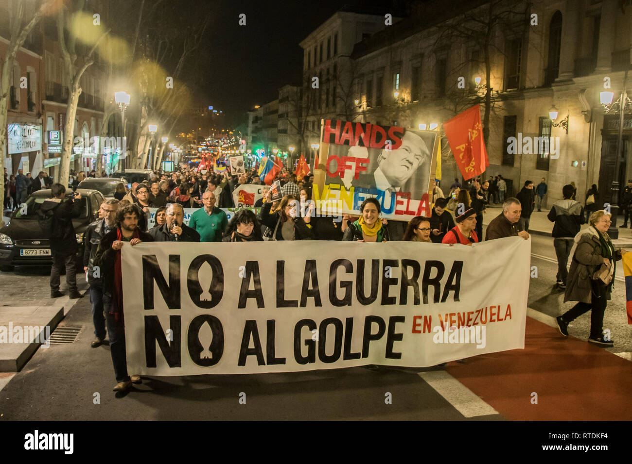 Les protestataires sont vues tenant une bannière disant pas de coup, pas de guerre au Venezuela au cours de la protestation. Protestation contre l'intervention militaire des États-Unis au Venezuela, aucune intervention de la guerre à Madrid en Espagne. Banque D'Images