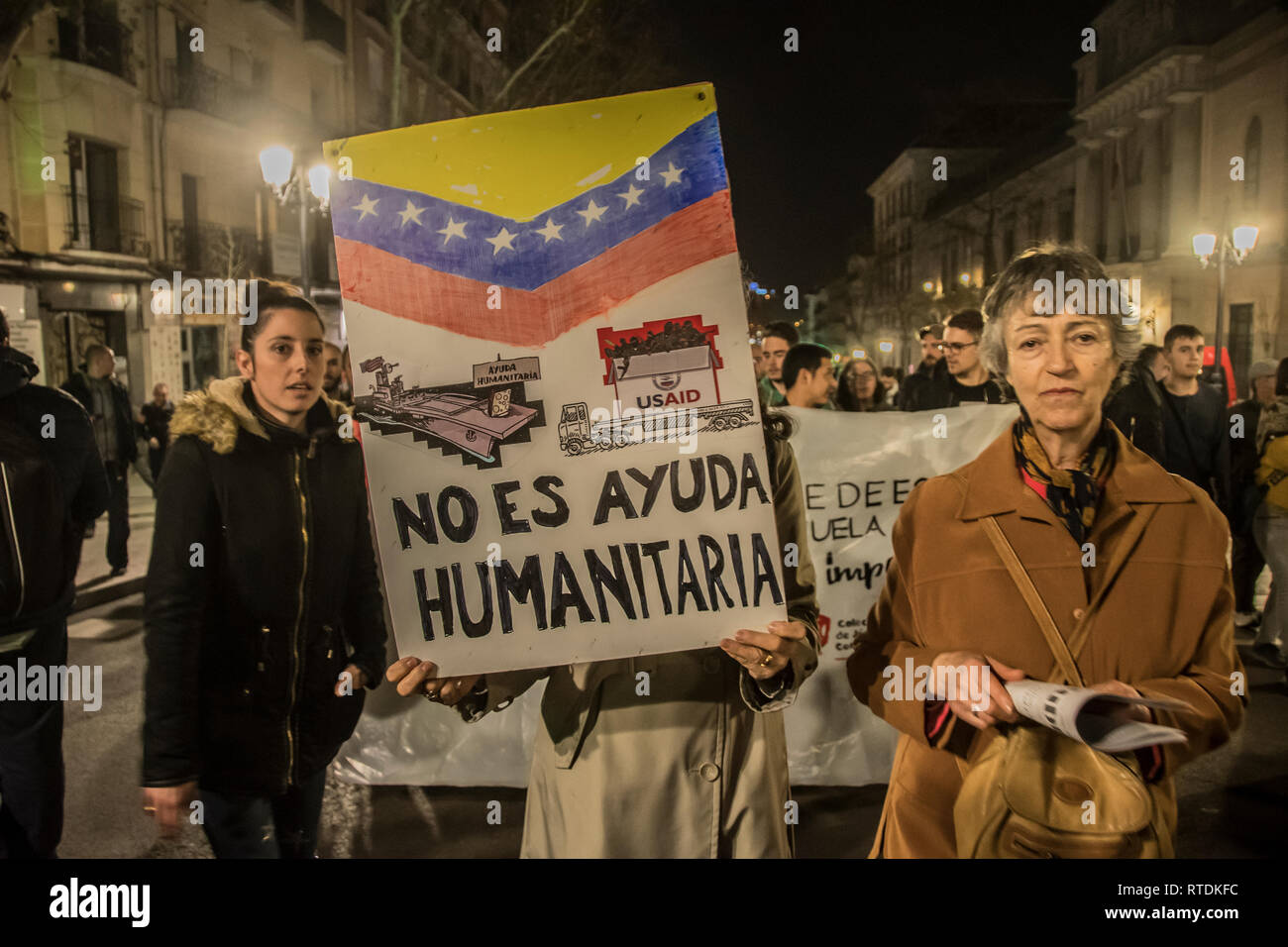 Vu un manifestant tenant une pancarte disant qu'il n'est pas l'aide humanitaire au cours de la protestation. Protestation contre l'intervention militaire des États-Unis au Venezuela, aucune intervention de la guerre à Madrid en Espagne. Banque D'Images