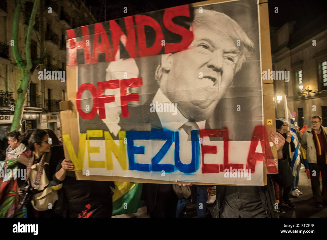 Vu un manifestant tenant une pancarte disant hands off Venezuela au cours de la protestation. Protestation contre l'intervention militaire des États-Unis au Venezuela, aucune intervention de la guerre à Madrid en Espagne. Banque D'Images