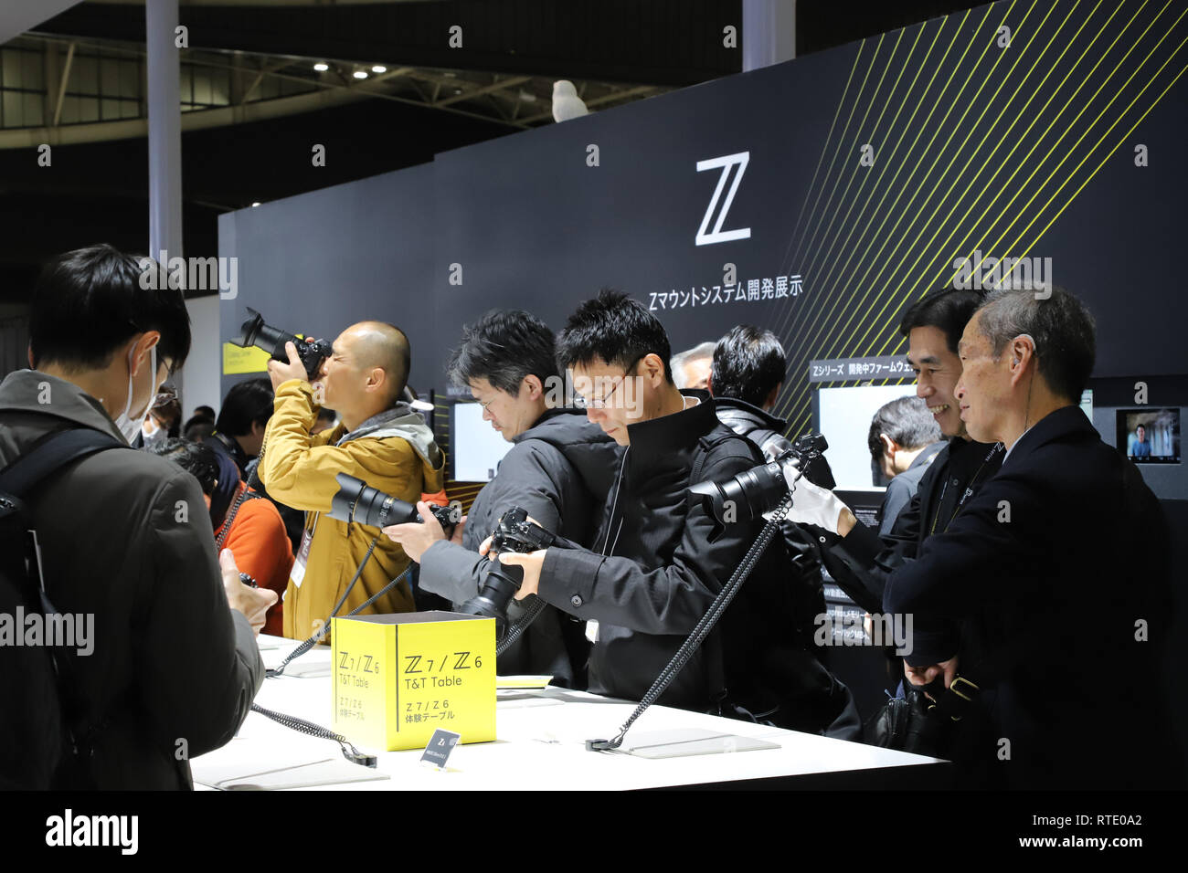 Yokohama, Japon. 28 Février, 2019. Les visiteurs tentent d'utiliser les derniers produits de l'appareil photo appareil photo Nikon japonais au 'CP ' camera et exposition photo dans la banlieue de Tokyo, Yokohama le jeudi 28 février, 2019. Quelques 70 000 fans attendent de l'appareil photo pour visiter une exposition de quatre jours. Credit : Yoshio Tsunoda/AFLO/Alamy Live News Banque D'Images