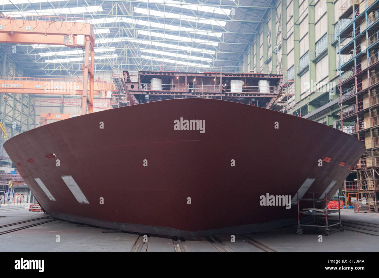 Stralsund, Allemagne. Feb 27, 2019. Dans le hall de la construction navale les chantiers navals MV à Stralsund, les employés travaillent sur le luxueux yacht de l'expédition "Crystal effort". Les 164 mètres de long et 20 000 tonneaux de jauge brute (TJB) mega yacht expédition peut accueillir un maximum de 200 passagers. Trois ans après le rachat de Nordic Yards avec ses trois chantiers à Wismar, Rostock et Stralsund, le nouveau propriétaire MV Werften fait le point sur 01.03.2019 (10h00). Les quelque 2800 employés travaillent actuellement dans les trois lieux. Credit : Stefan Sauer/dpa/Alamy Live News Banque D'Images