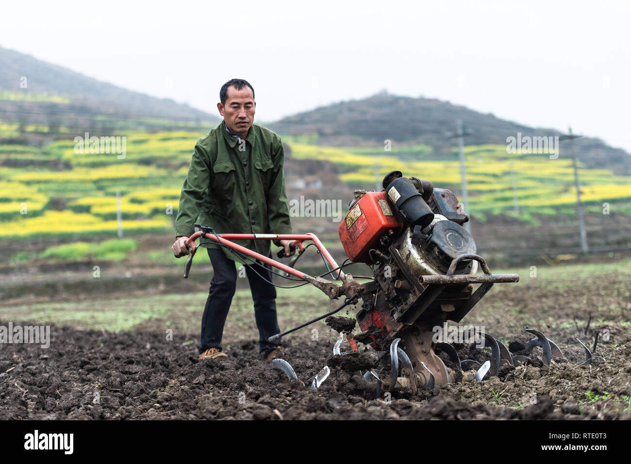 Liupanshui, province du Guizhou en Chine. 28 Février, 2019. Un agriculteur laboure dans le domaine en Langdai ville de Liupanshui, province du Guizhou, au sud-ouest de la Chine, le 28 février 2019. Récemment, le gouvernement du Guizhou a augmenté les efforts de réduction de la pauvreté dans des domaines tels que la réinstallation, la sécurité de l'eau potable, l'éducation obligatoire et les soins de santé dans les zones rurales. Credit : Tao Liang/Xinhua/Alamy Live News Banque D'Images