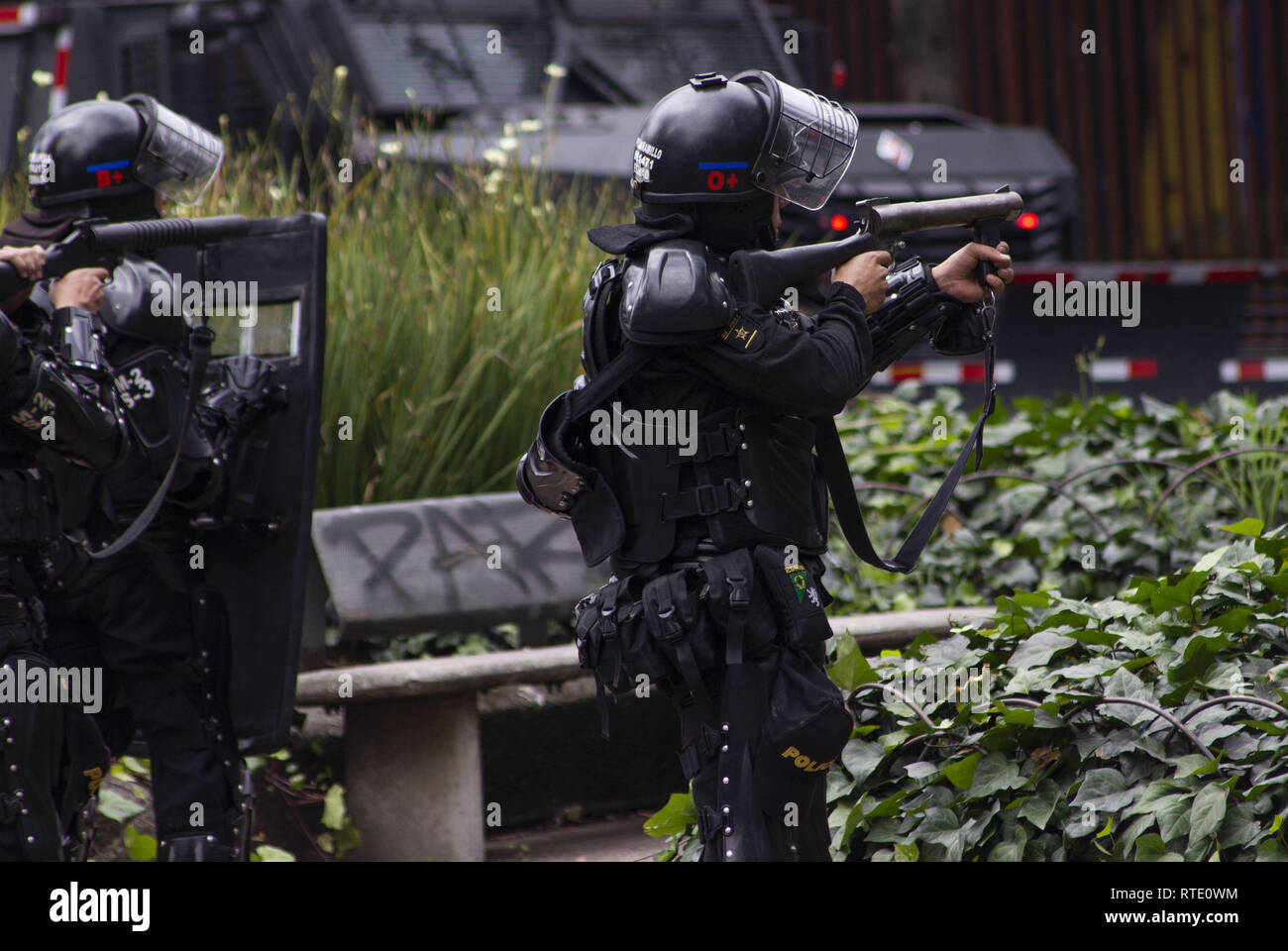 28 février 2019 - Les membres de la Brigade Mobile de Anti-Disturbance essayer de disperser les manifestants avec des gaz lacrymogènes. Crédit : Daniel Garzon Herazo/ZUMA/Alamy Fil Live News Banque D'Images