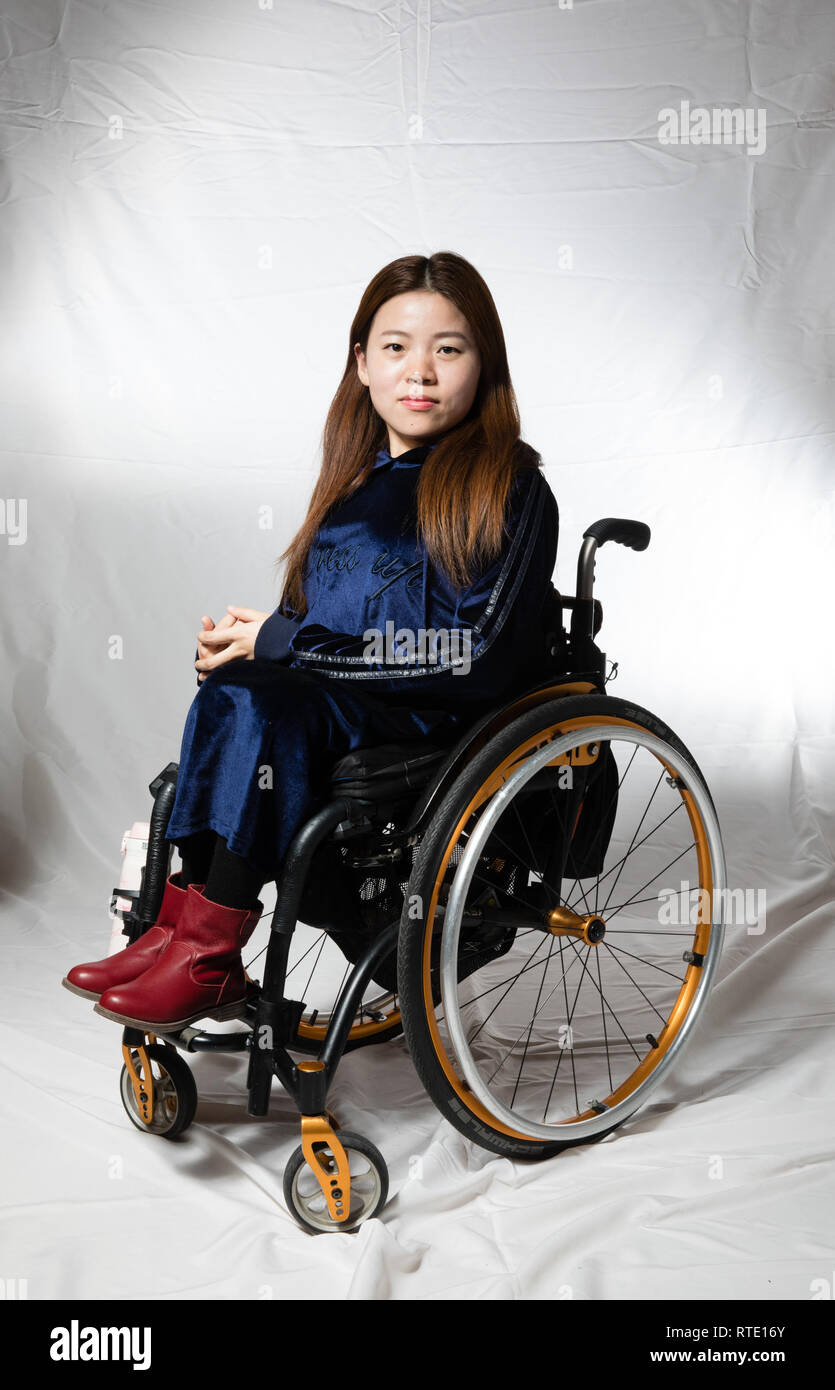 (190301) -- BEIJING, 1 mars 2019 (Xinhua) -- Cheng Liting, 28 ans, un diagnostic de paralysie infantile, pose pour un portrait à Beijing, capitale de la Chine, 26 février 2019. Cheng s'est inscrit à un cours de formation en conception de jeu en 2011, mais avait du mal à monter les escaliers vers la salle de classe qui était au deuxième étage. Chaque jour de ce mois, elle avait d'arriver tôt et d'attendre par l'escalier à demander l'aide d'autres étudiants. Personne n'a rejeté et il lui a donné le courage de demander de l'aide. Rare "Hug", un drame chinois sur les maladies rares, a été organisé à Beijing Tianqiao Performing Arts Centre Le mercredi soir Banque D'Images