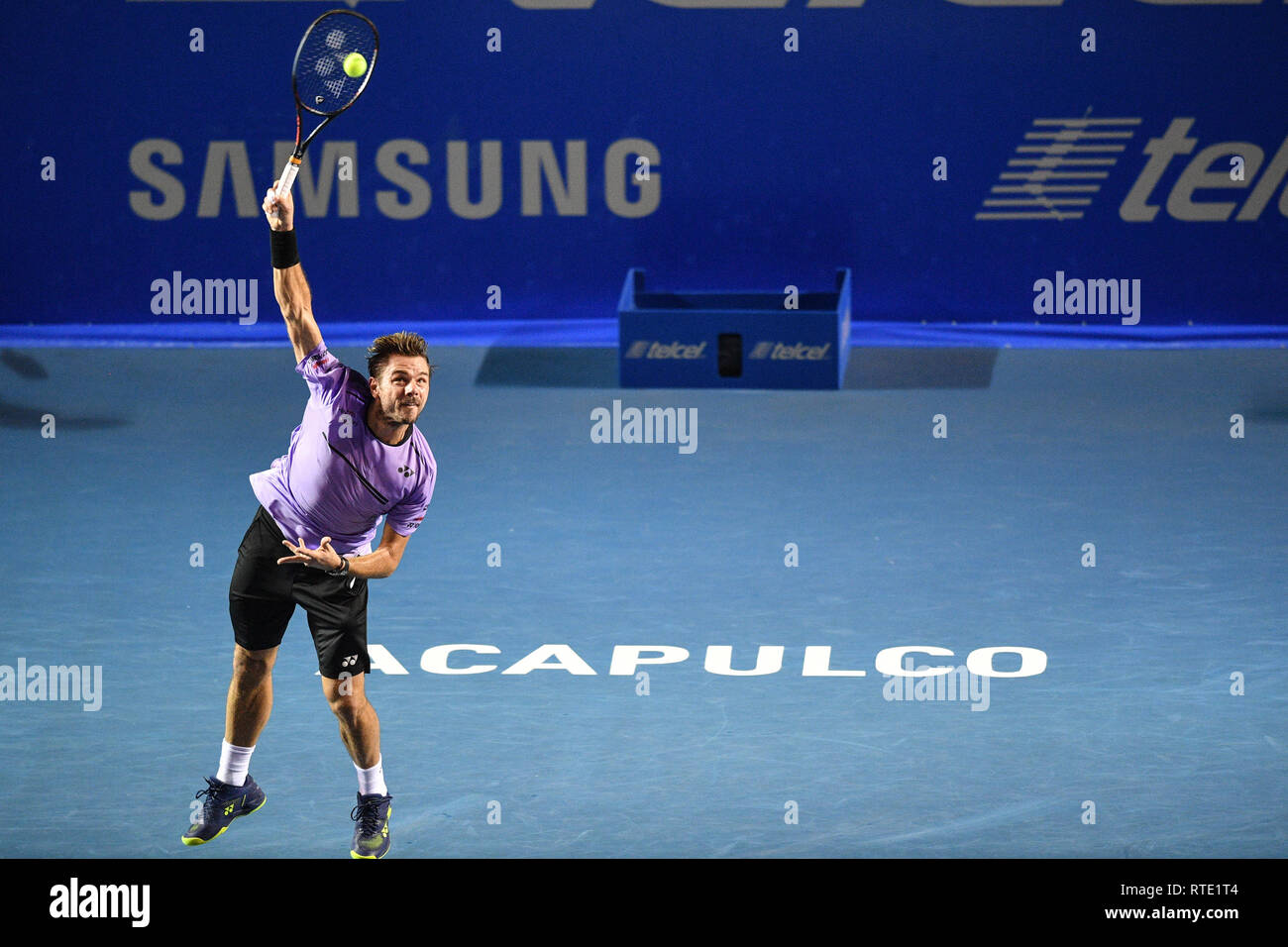 Acapulco, Mexique. 28 Février, 2019. Stan Wawrinka de Suisse sert pendant  la match quart masculin entre Stan Wawrinka de Suisse et Nick Kyrgios de  l'Australie à l'ATP 2019 Tournoi de tennis du