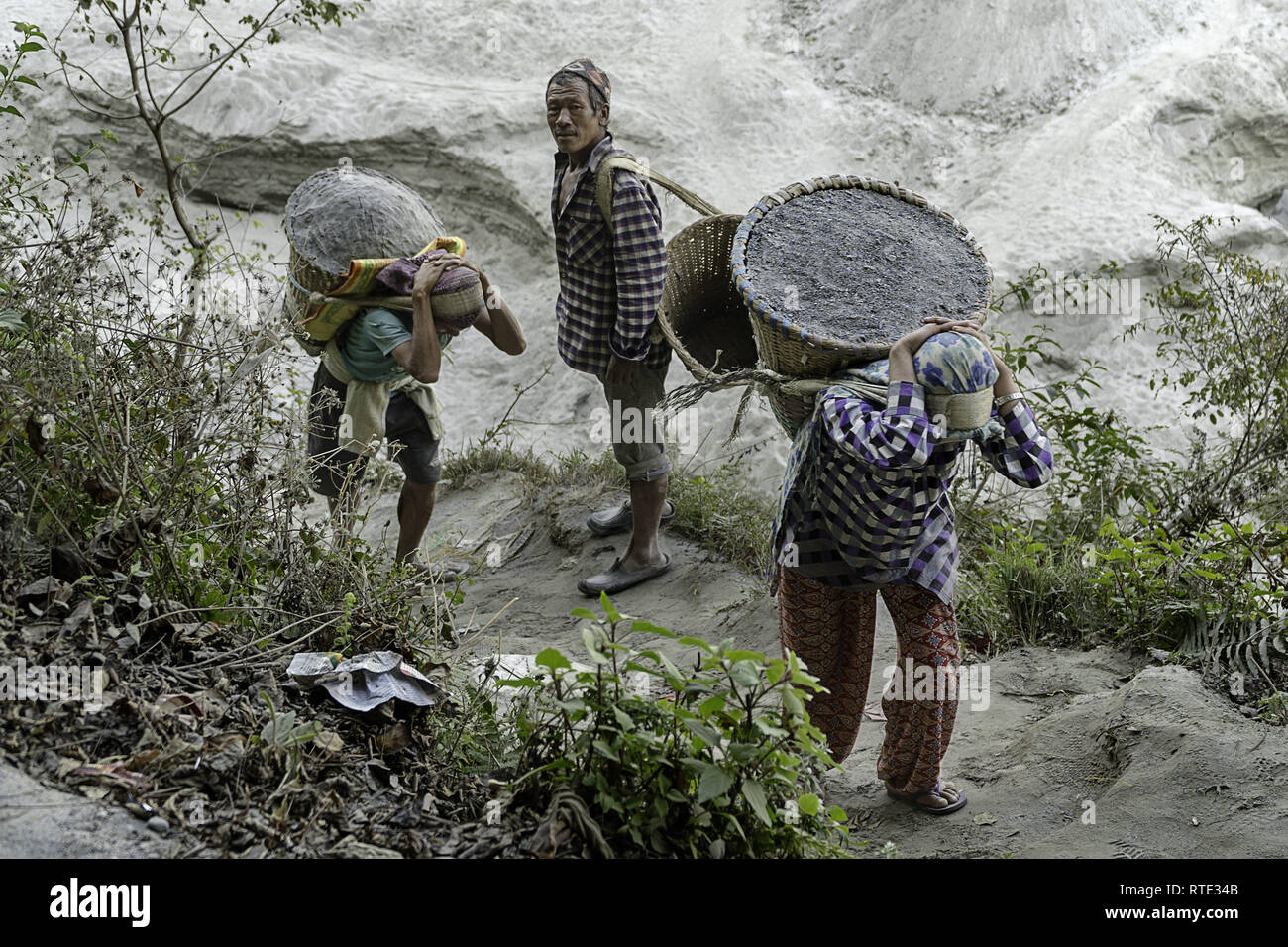 Pohkara, Népal. 20e Août, 2018. Les hommes vu porter des pierres sur un site minier sur les rives de la rivière Seti, Pokhara, Népal.Pokhara est la deuxième plus grande ville du Népal. C'est la destination pour ceux qui souhaitent se lancer dans un trekking voyage à travers l'Himalaya. Credit : Enzo Tomasiello SOPA/Images/ZUMA/Alamy Fil Live News Banque D'Images