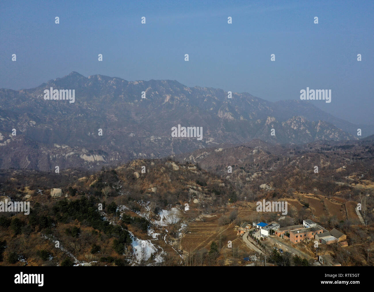 (190301) -- LUOYANG, le 1 mars 2019 (Xinhua) -- photo aérienne prise le 28 février 2019 montre l'école où Kong Wenqing enseigne (indiqué dans le coin inférieur droit) dans la région de Huashan Village, Yiyang, comté de la province de Henan en Chine centrale. Au cours des dernières années, comme les villageois amener progressivement hors de la zone de montagne, il y a seulement un enseignant et trois élèves à gauche par le Village Huashan nouveau semestre de 2019. Kong Wenqing, qui a été engagée dans l'enseignement pendant 36 ans de carrière ici, est responsable de presque toutes les affaires étrangères, y compris l'administration, la comptabilité, la cuisine et le nettoyage de l'école. L'enseignant a abandonné Banque D'Images