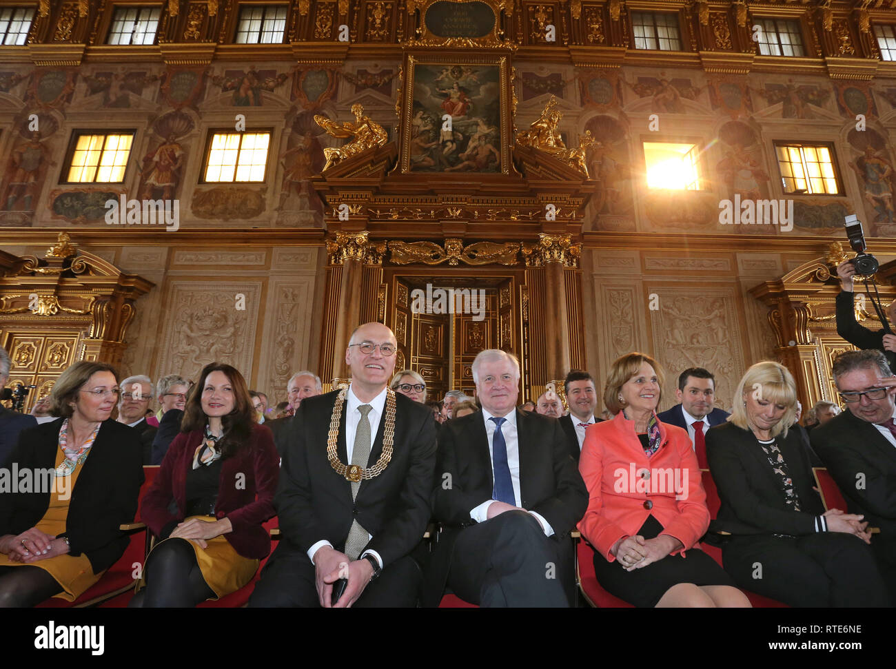 Augsburg, Allemagne. 06Th Mar, 2019. Horst Seehofer, ministre fédéral de l'Intérieur (CSU) M siège avec Kurt Gribl (CSU), Maire d'Augsbourg, dans le Golden Hall de l'Hôtel de Ville. Seehofer a reçu la citoyenneté honoraire de la ville. Les services d'Horst Seehofer, à l'hôpital universitaire de la ville nouvelle sont décisives. Credit : Karl-Josef Opim/dpa/Alamy Live News Banque D'Images