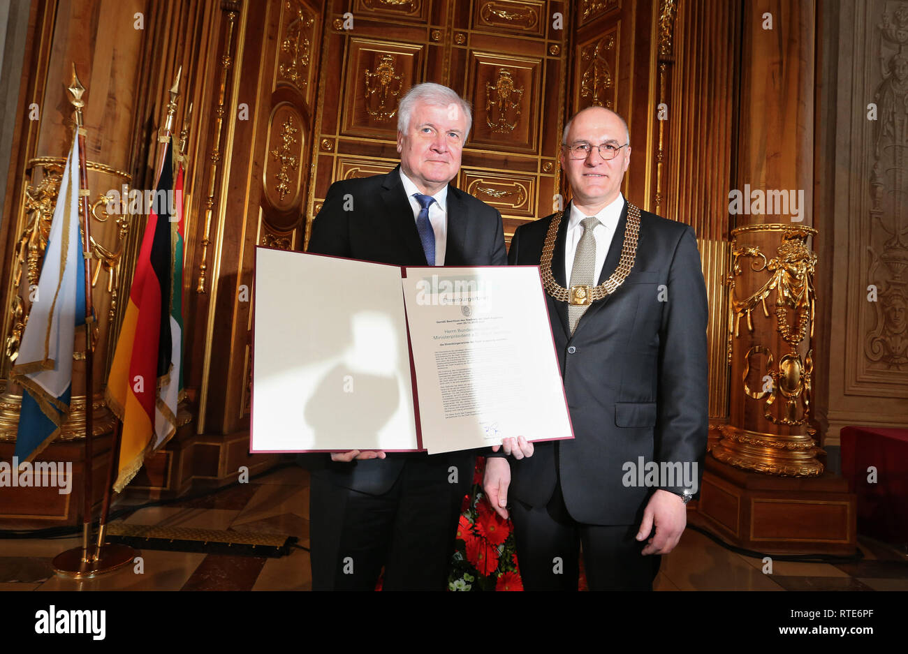 Augsburg, Allemagne. 06Th Mar, 2019. Horst Seehofer, ministre fédéral de l'intérieur (l, CSU) est décerné la citoyenneté honoraire de la ville par Kurt Gribl (CSU), Maire d'Augsbourg, dans le Golden Hall de l'Hôtel de Ville. Les services d'Horst Seehofer, à l'hôpital universitaire de la ville nouvelle sont décisives. Credit : Karl-Josef Opim/dpa/Alamy Live News Banque D'Images