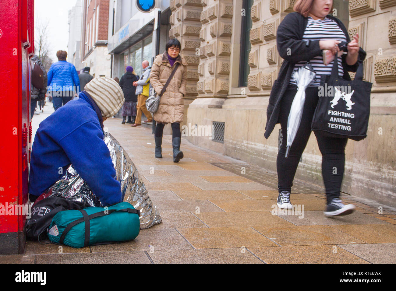 Preston, Lancashire. 1er mars 2019. Météo britannique. Le froid, l'humidité mauvais jour dans le centre-ville de Preston comme sans-abri d'espoir pour les dons sur les rues du centre-ville. Emprisonné dans le système social par l'absence de domicile fixe, ils ne peuvent demander de crédit universel et recourir à la mendicité pour espérer acquérir de l'argent passant shoppers, assez pour une nuit hostel. Crédit. /AlamyLiveNews MWI. Banque D'Images