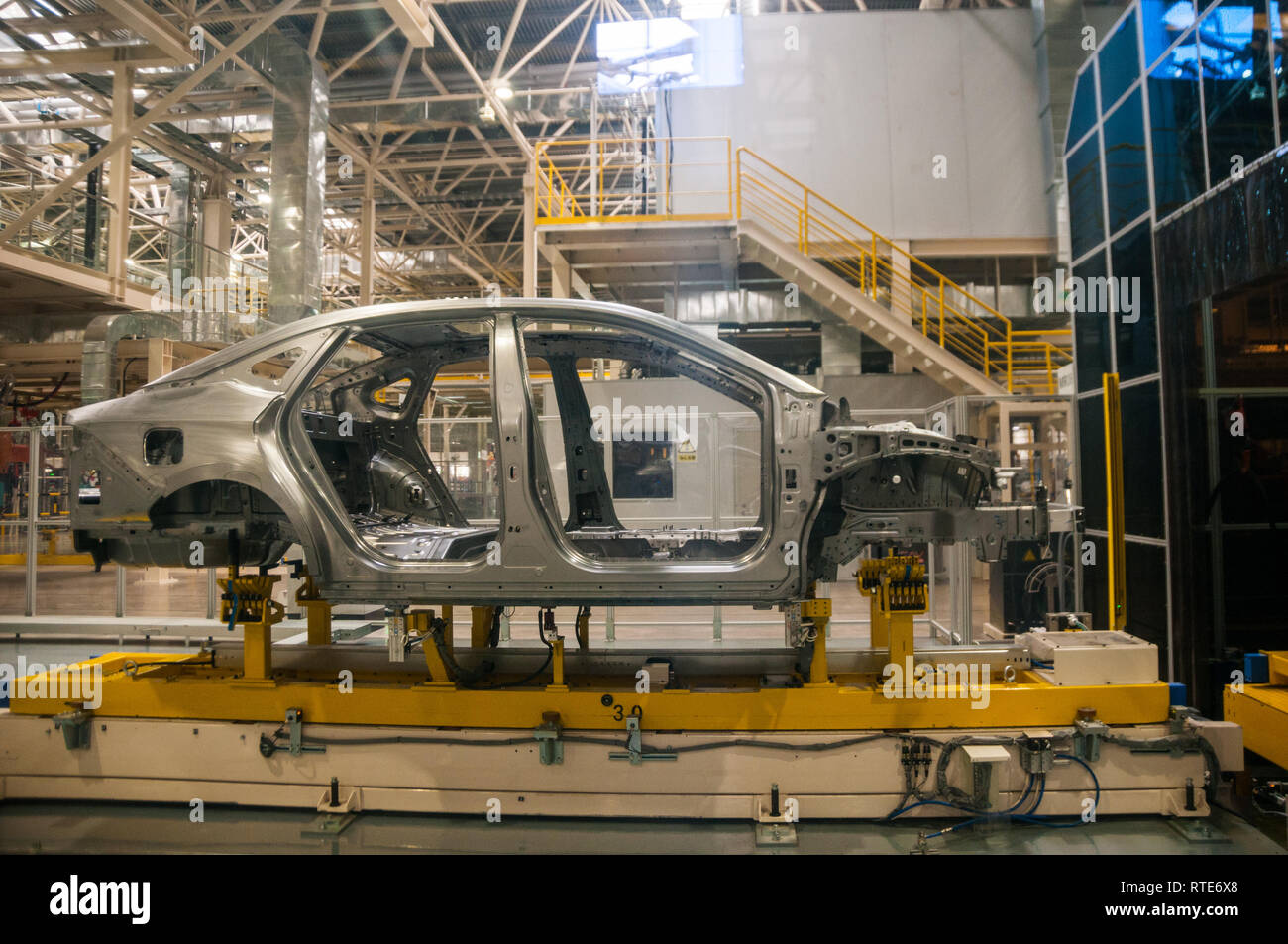 Guangzhou, Chine. 1er mars 2019. Robots travaillant et de mesure sur la ligne de production à l'usine de Guangzhou. Lancement officiel de la GAC NE S'Aion facturés comme la voiture électrique Tesla Model Chinois 3 killer au GAC NE usine de Guangzhou, province de Guangdong, en Chine. Mark Andrews/Alamy Live News Banque D'Images Guangzhou, Chine. 1er mars 2019. Robots travaillant et de mesure sur la ligne de production à l'usine de Guangzhou. Lancement officiel de la GAC NE S'Aion facturés comme la voiture électrique Tesla Model Chinois 3 killer au GAC NE usine de Guangzhou, province de Guangdong, en Chine. Mark Andrews/Alamy Live News Banque D'Images