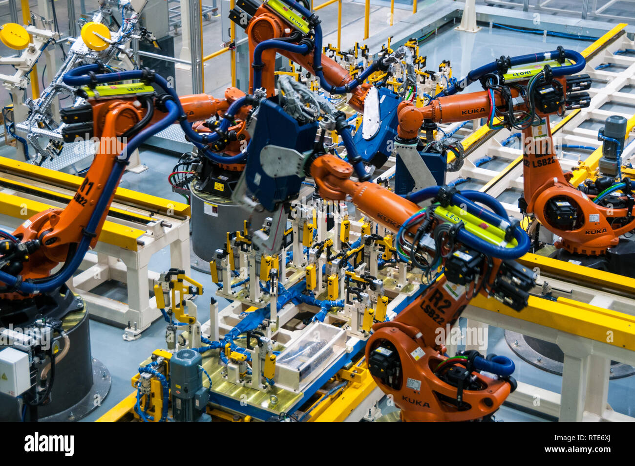 Guangzhou, Chine. 1er mars 2019. Robots travaillant et de mesure sur la ligne de production à l'usine de Guangzhou. Lancement officiel de la GAC NE S'Aion facturés comme la voiture électrique Tesla Model Chinois 3 killer au GAC NE usine de Guangzhou, province de Guangdong, en Chine. Mark Andrews/Alamy Live News Banque D'Images Guangzhou, Chine. 1er mars 2019. Robots travaillant et de mesure sur la ligne de production à l'usine de Guangzhou. Lancement officiel de la GAC NE S'Aion facturés comme la voiture électrique Tesla Model Chinois 3 killer au GAC NE usine de Guangzhou, province de Guangdong, en Chine. Mark Andrews/Alamy Live News Banque D'Images